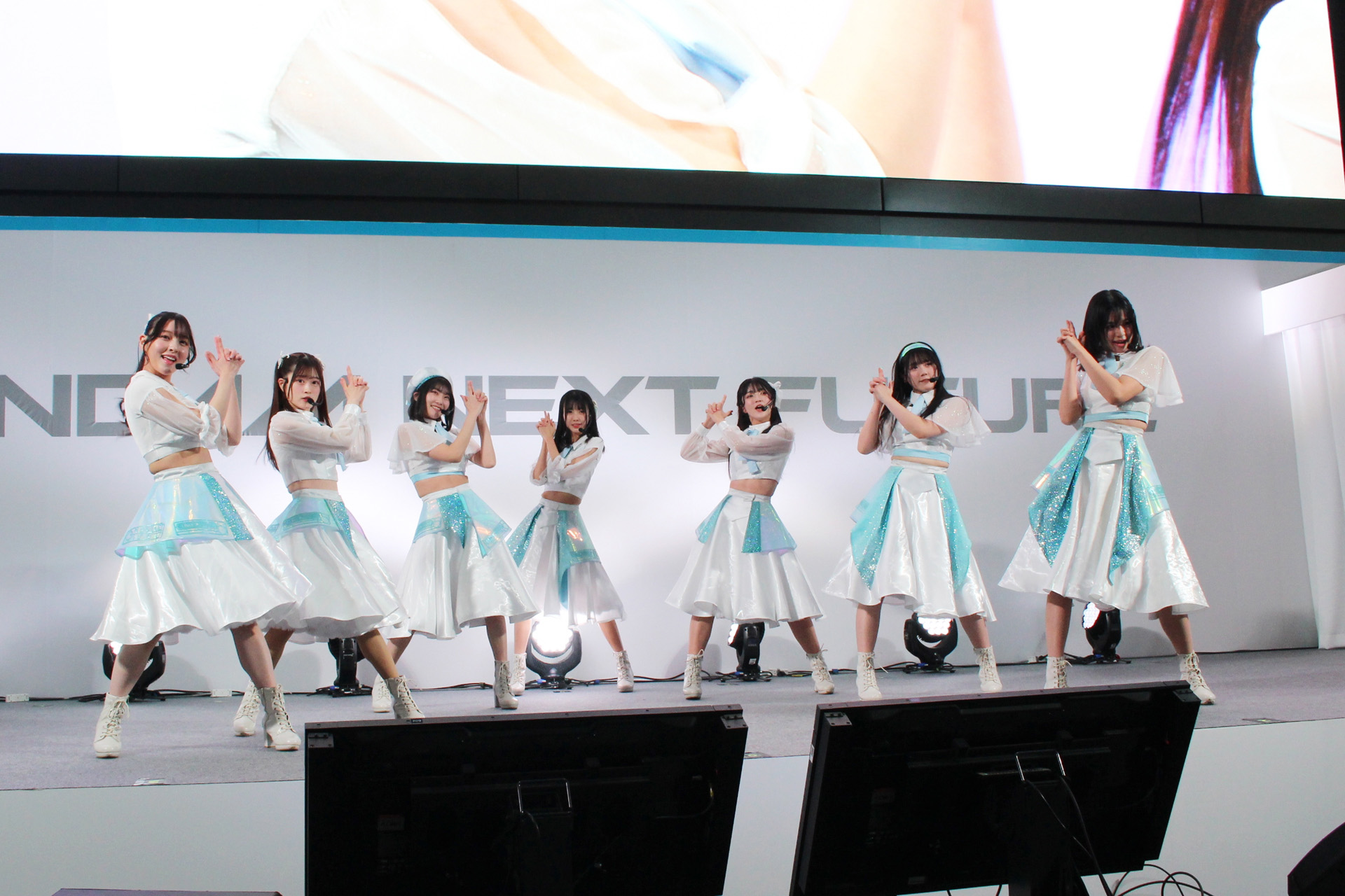 「胸にいつもガンプラを」を披露したリンクルプラネット。当日はメンバー2人が体調不良などにより欠席し、7名で歌唱した