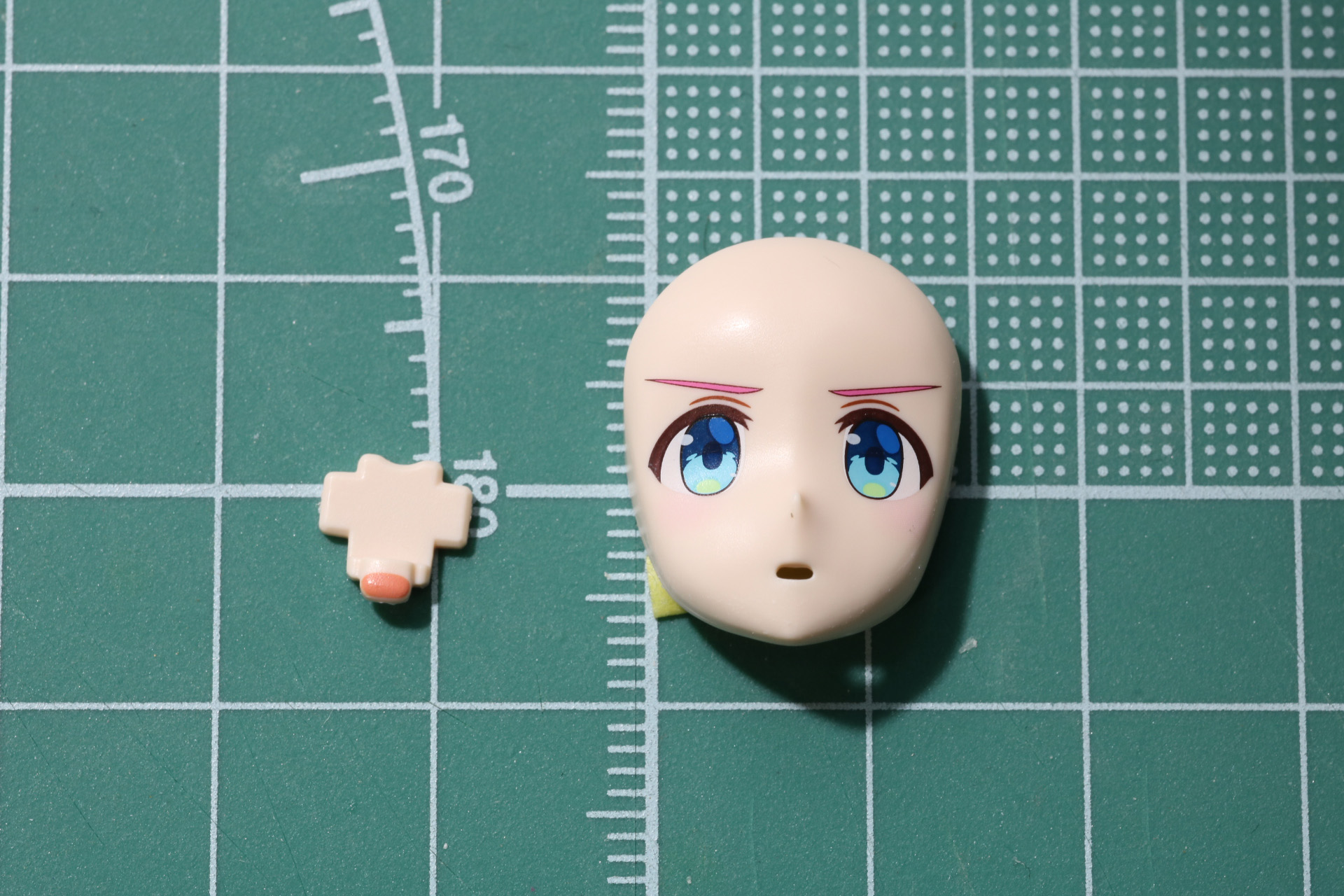 フェイスパーツの組み立て
