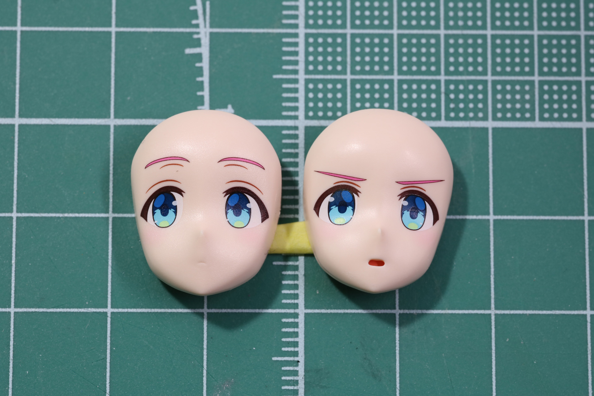 通常顔（左）ときりっとした表情（右）
