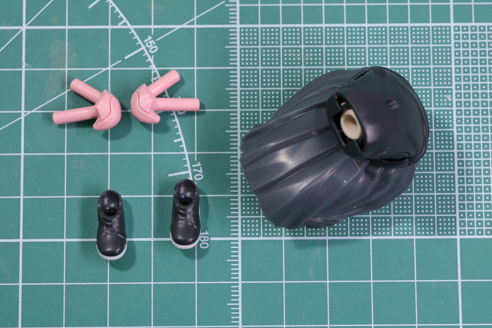 屈んだ姿勢パーツの組み立て