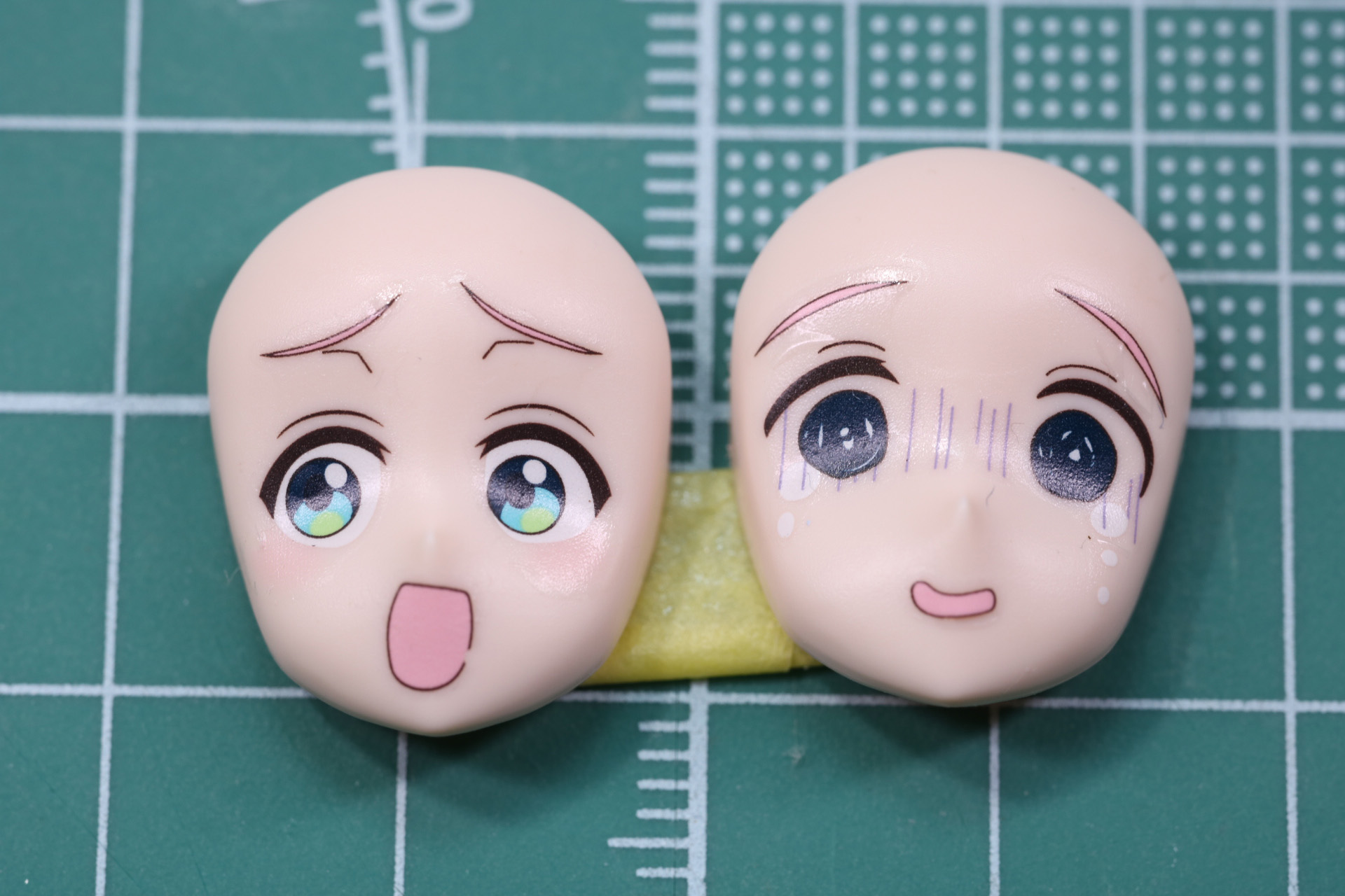 フェイスパーツにデカールを張り付ける。今回は調子に乗ってしまう表情（左）と「いいいいイキってすみません」と言い出しそうな涙目表情（右）