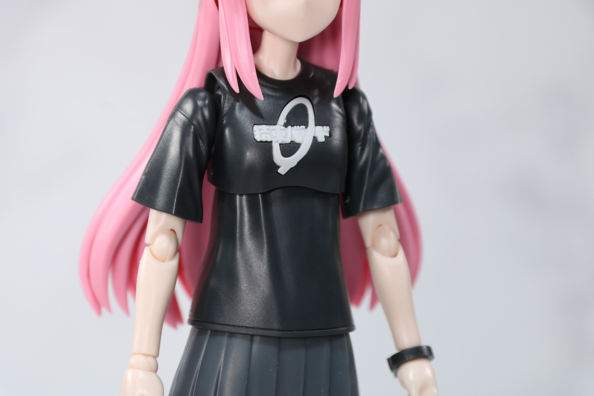 胴体。「結束バンド」Tシャツのしわやロゴも細かく造形されている
