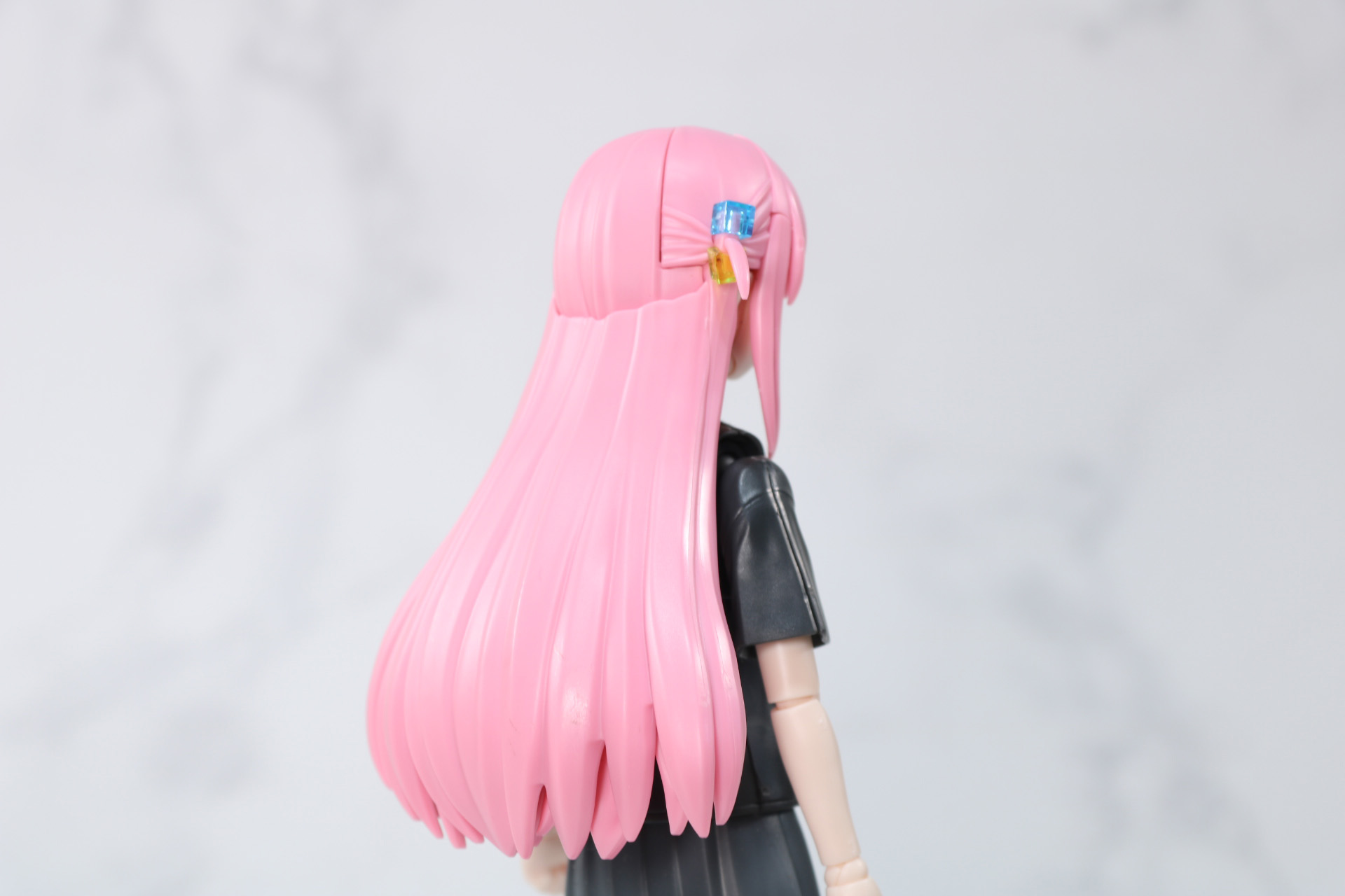 ピンクのロングヘアの毛先も造形されている