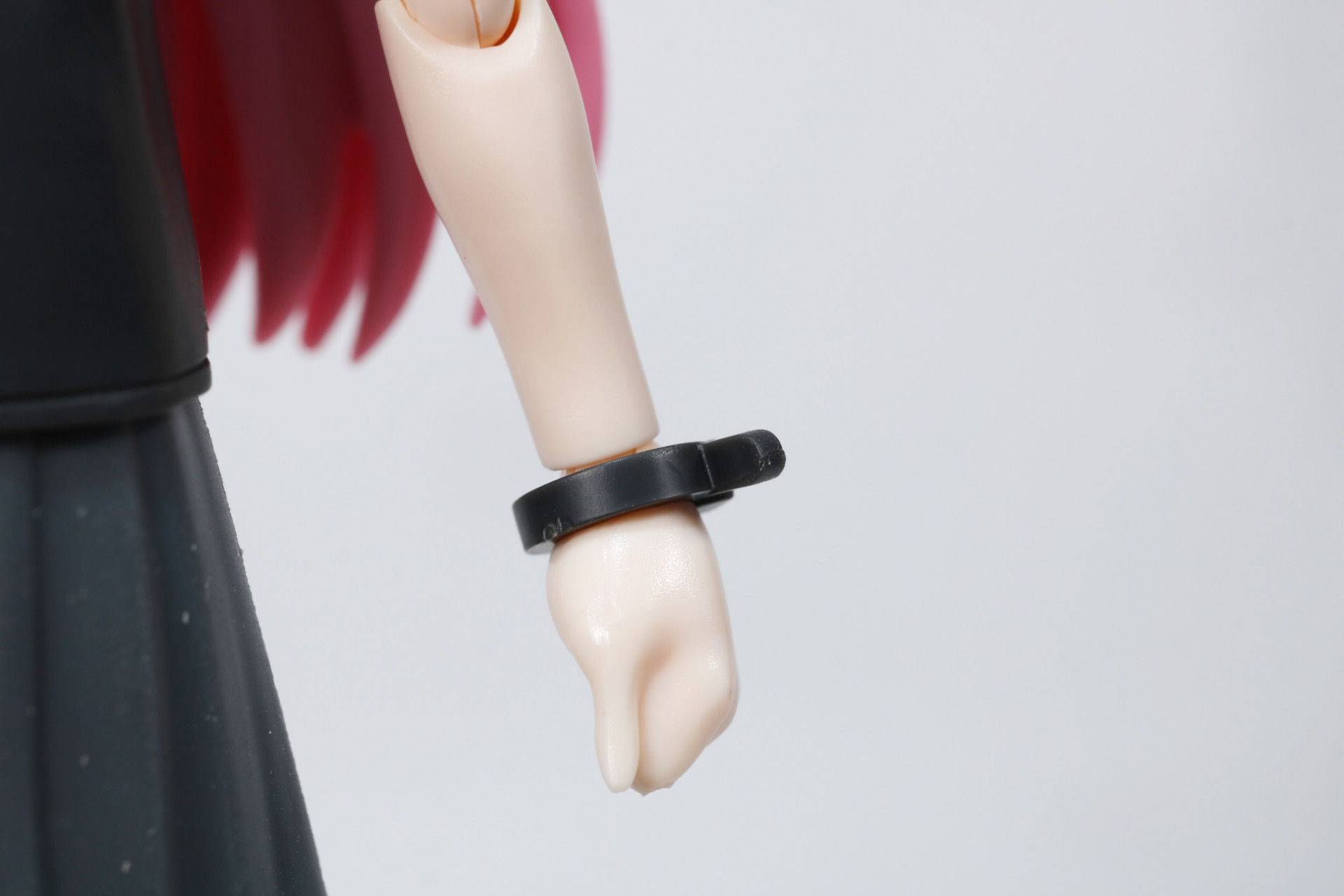 左手首には結束バンド