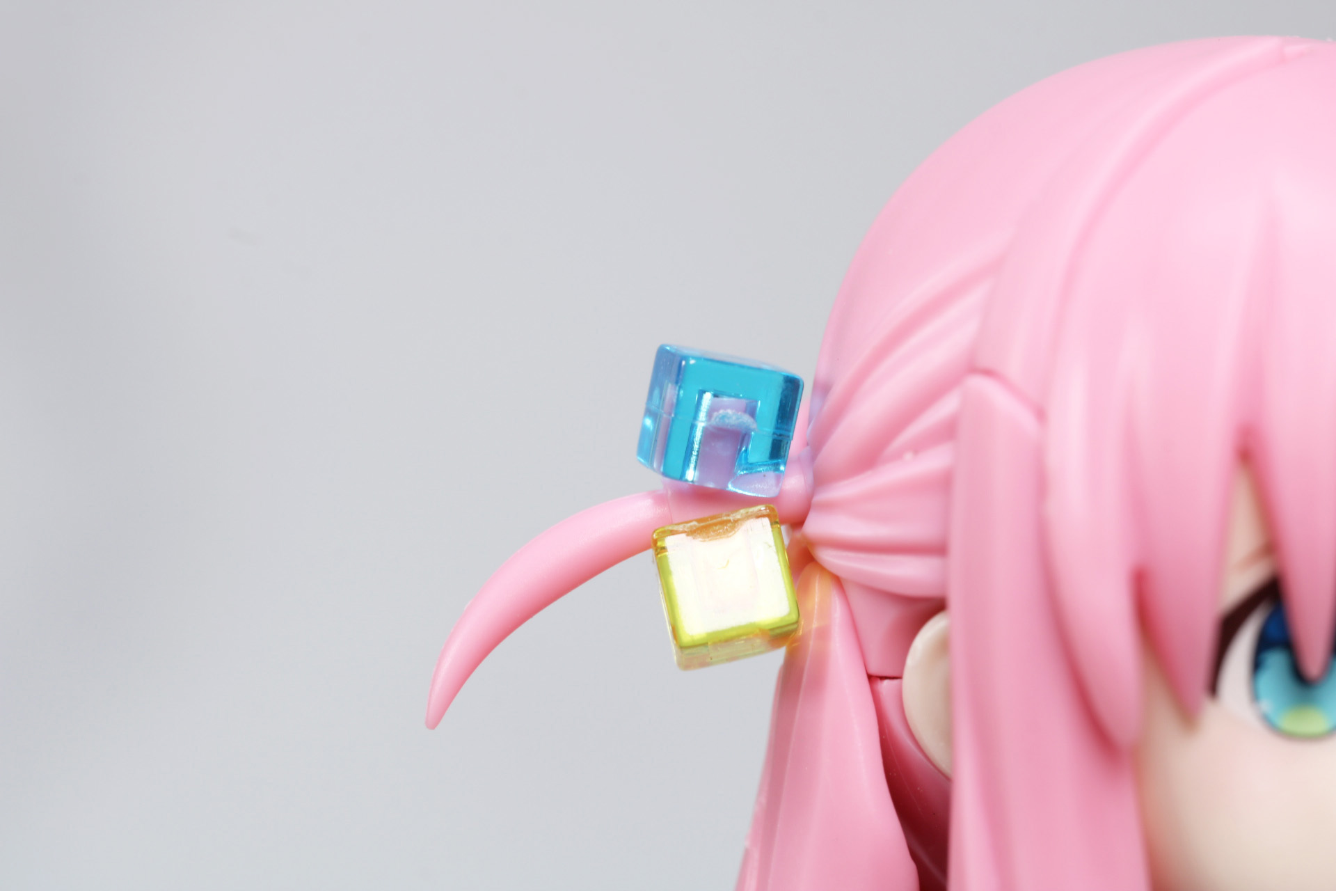 髪留めはクリアパーツで表現されている