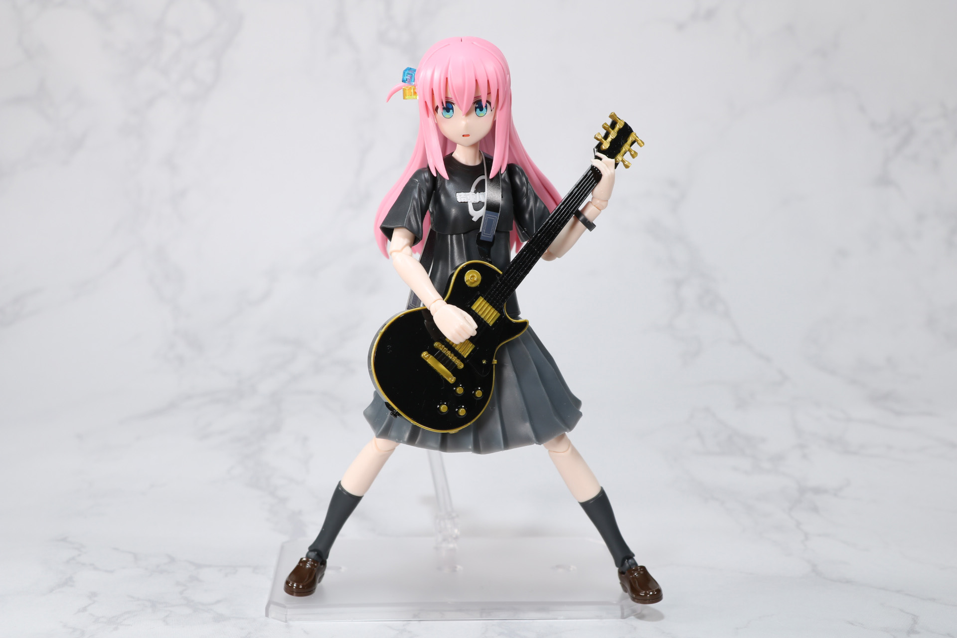 ピックを持って演奏する姿