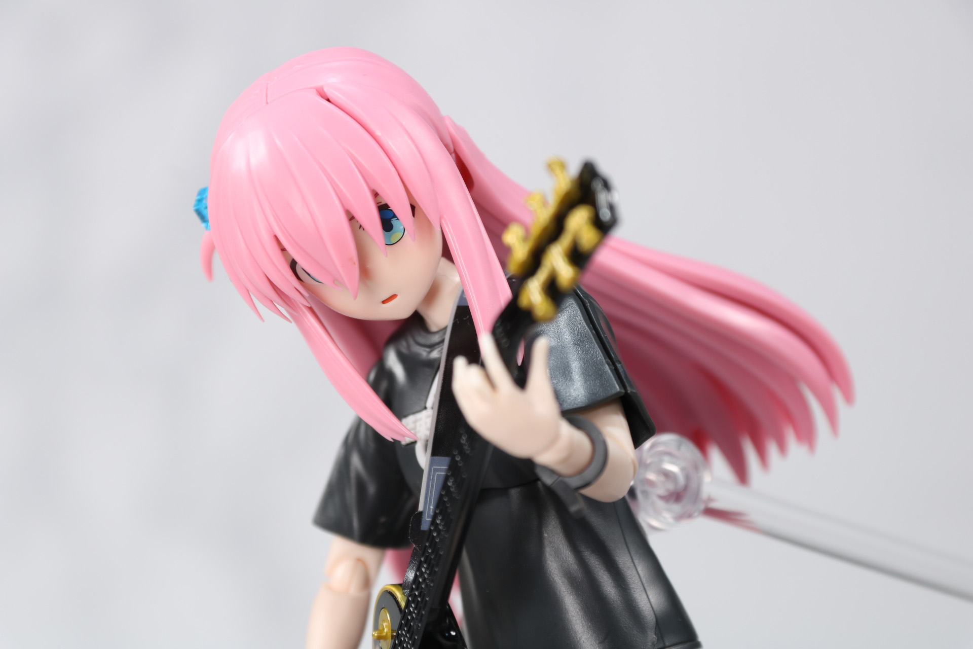 髪の隙間から瞳が見えると“ギターヒーロー”らしいカッコよさが伝わってくる