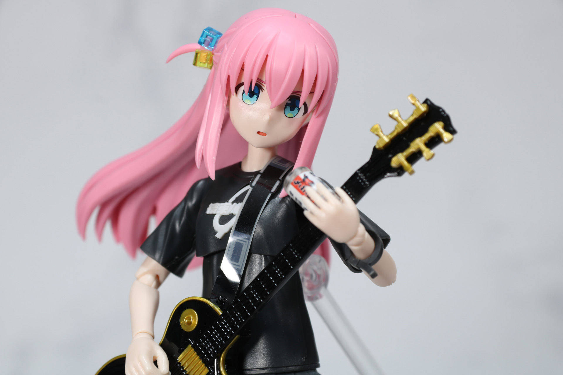 背景や小物を添えて、ライブハウスでの演奏シーンを再現