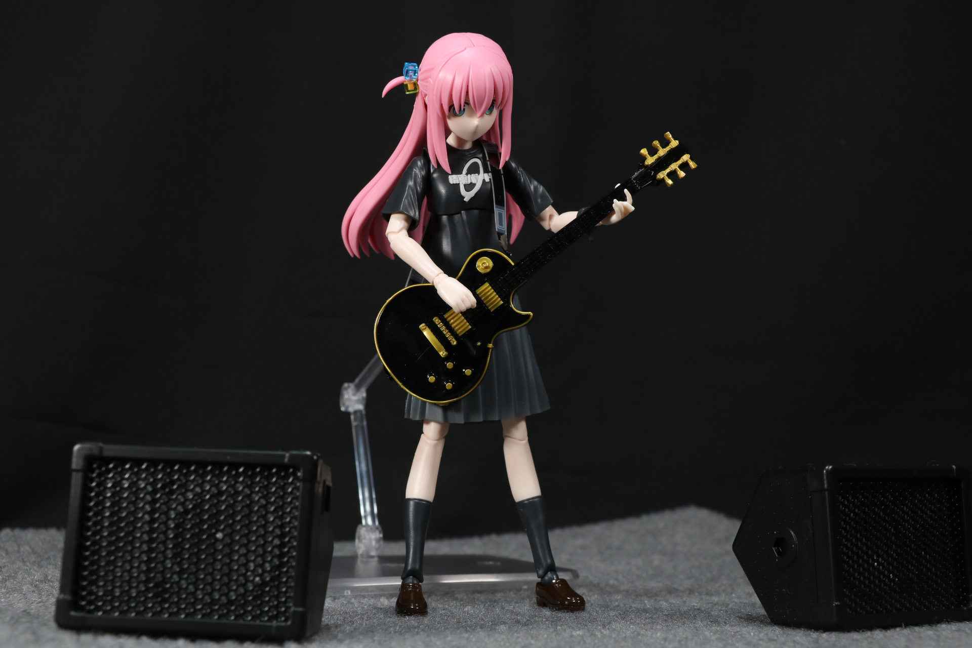背景や小物を添えて、ライブハウスでの演奏シーンを再現