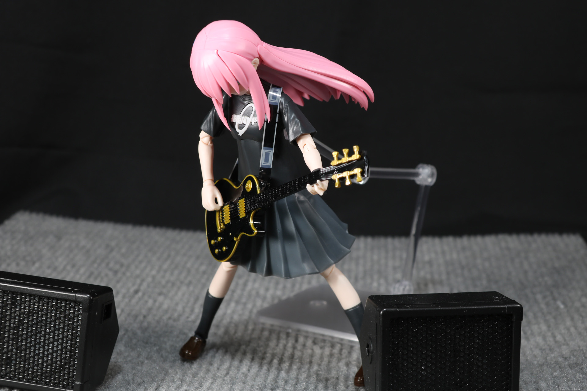 ギターに集中してうつむき姿勢での演奏