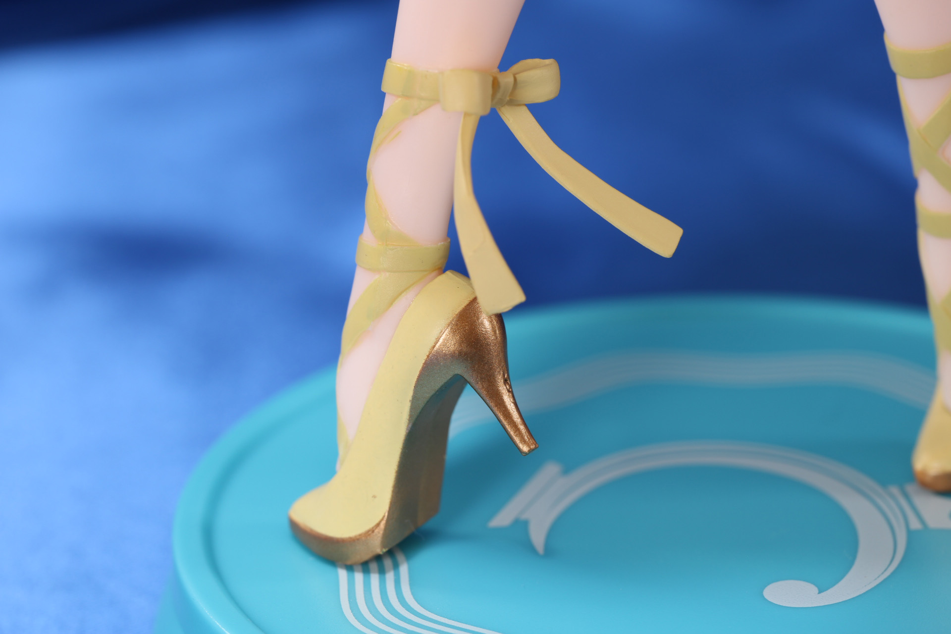 足元はヒールデザインで踵から足先までゴールドとなっている