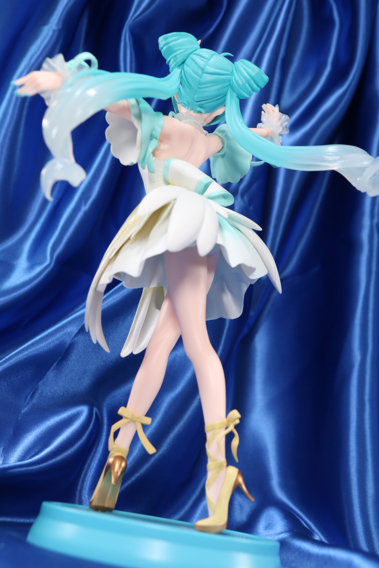 長い足や舞うようなツインテールが映える