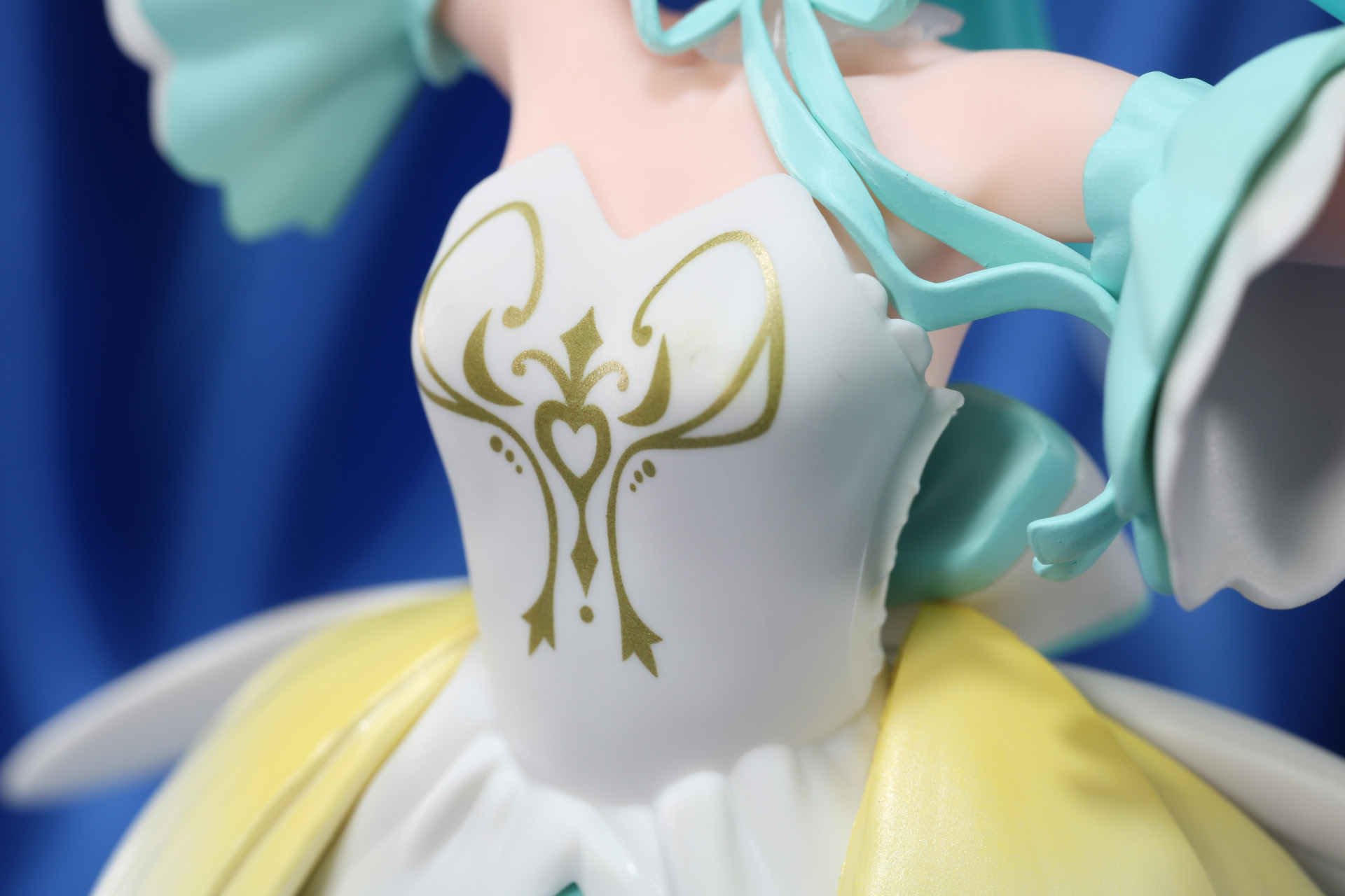 胸の模様はゴールド塗装で豪華な色彩となっている