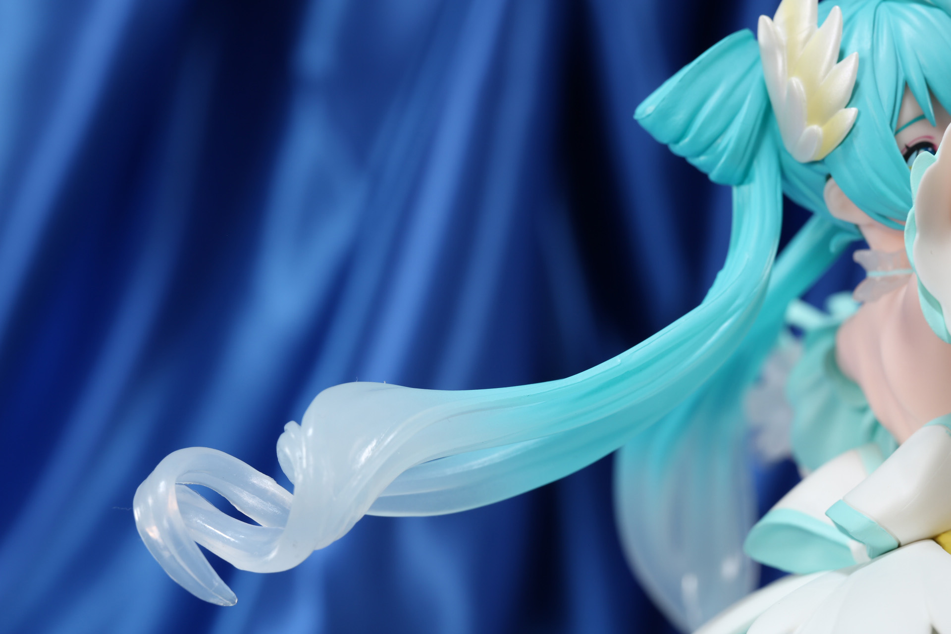 ツインテールの毛先はクリアパーツのグラデーションで幻想的な雰囲気