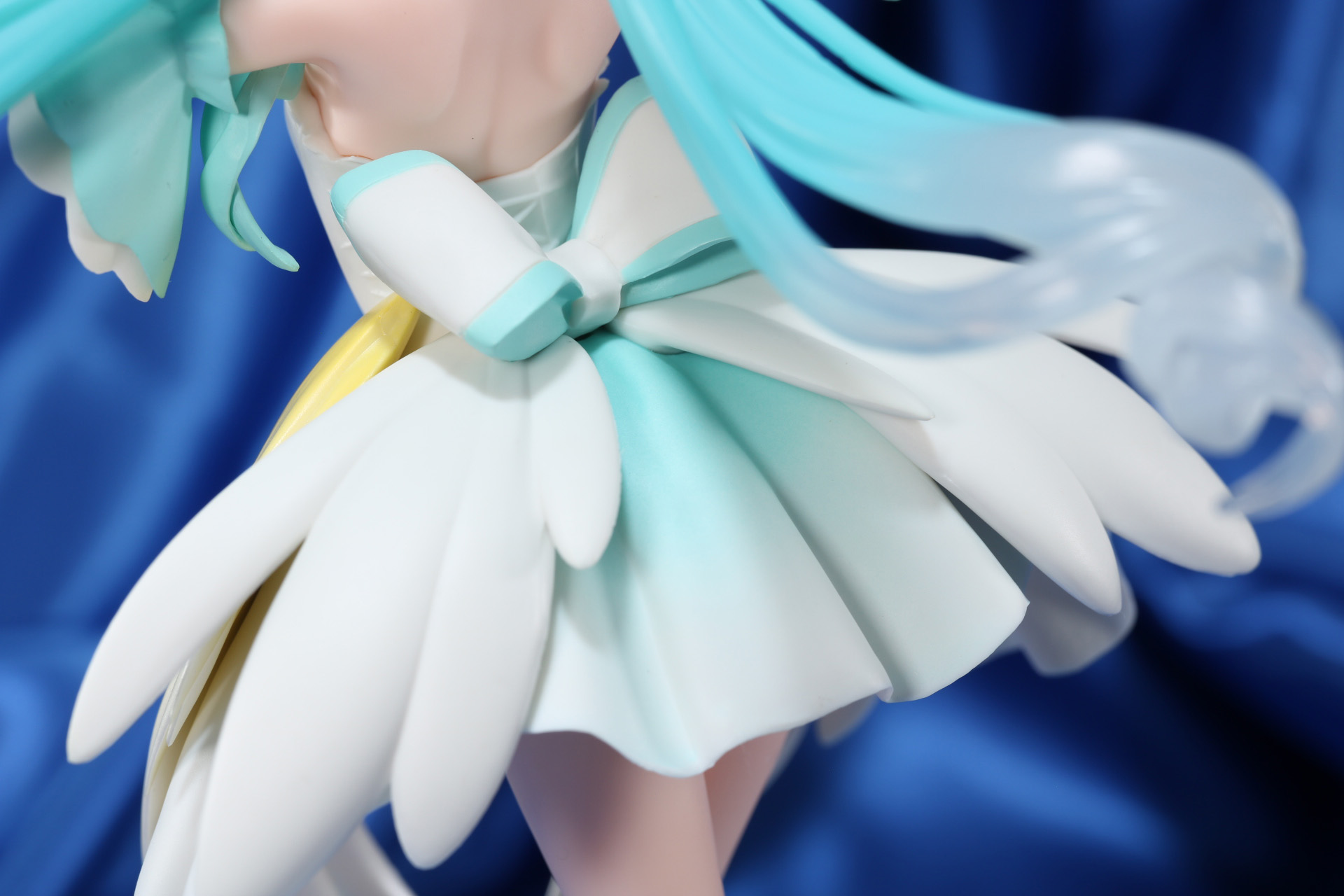 背中のリボンもボリューム満点