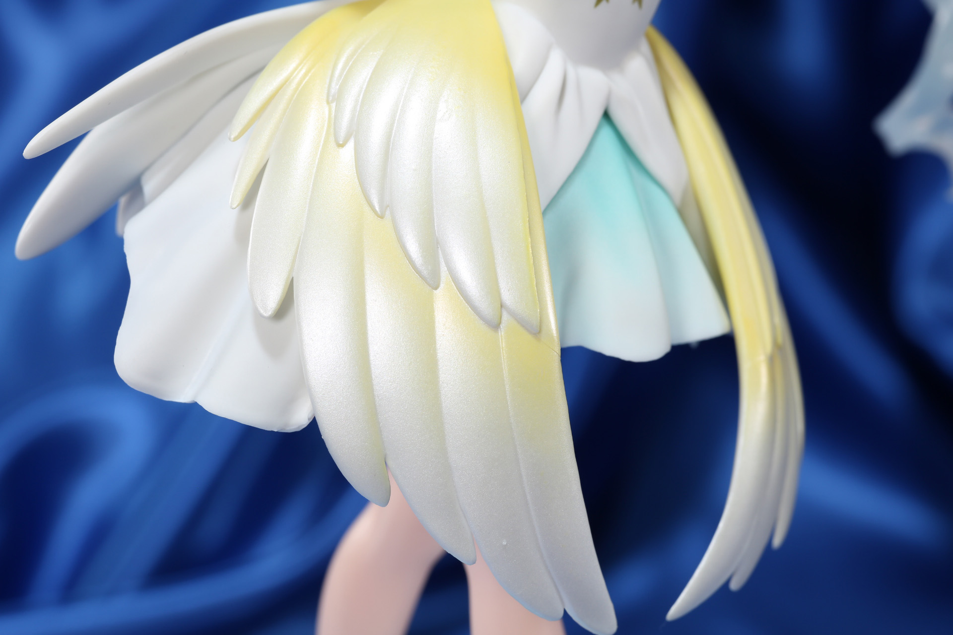 羽のようなデザインにはパール塗装が施され、豪華な仕様となっている