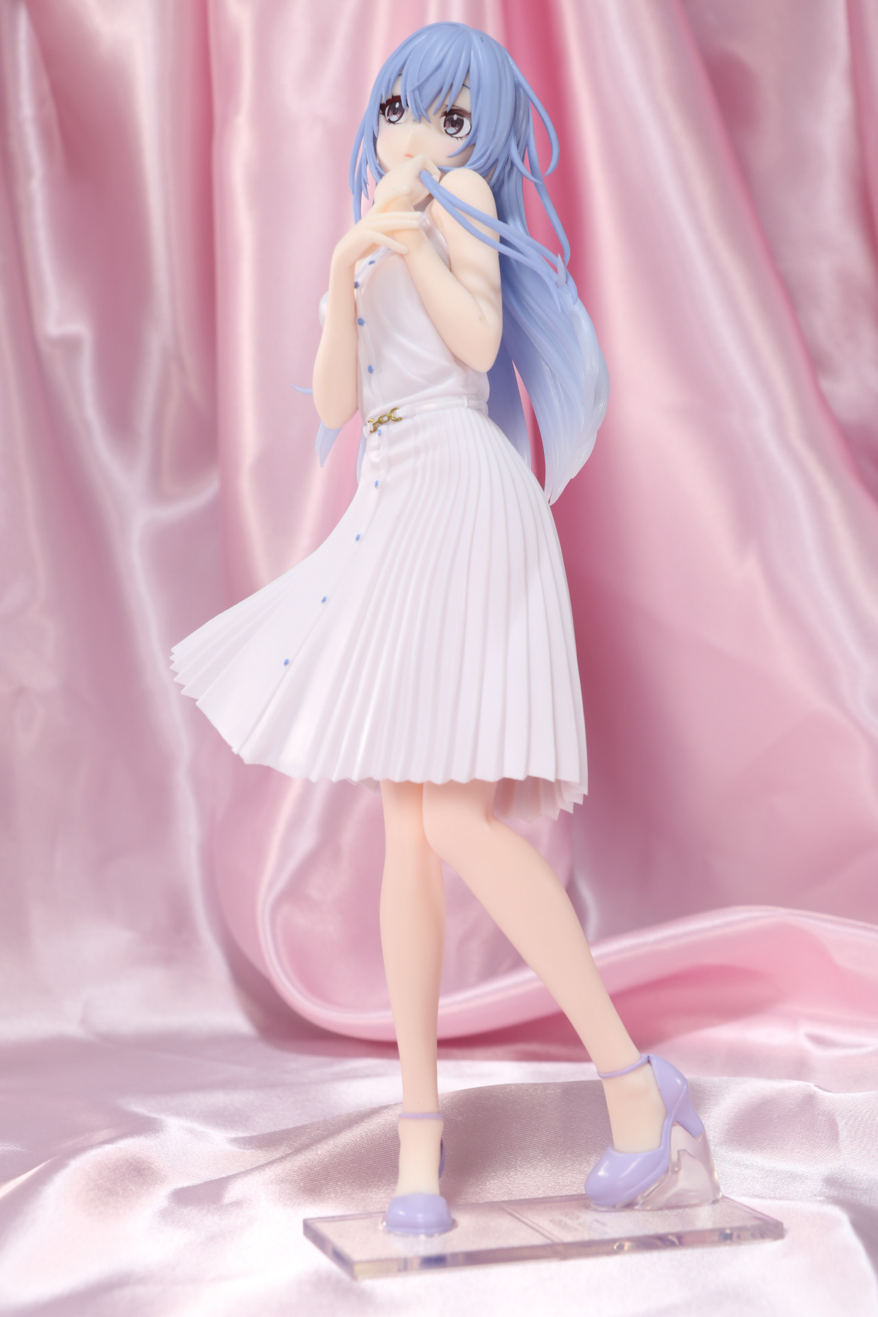 バストアップ。繊細な指先の表現や表情も細かく造形されている