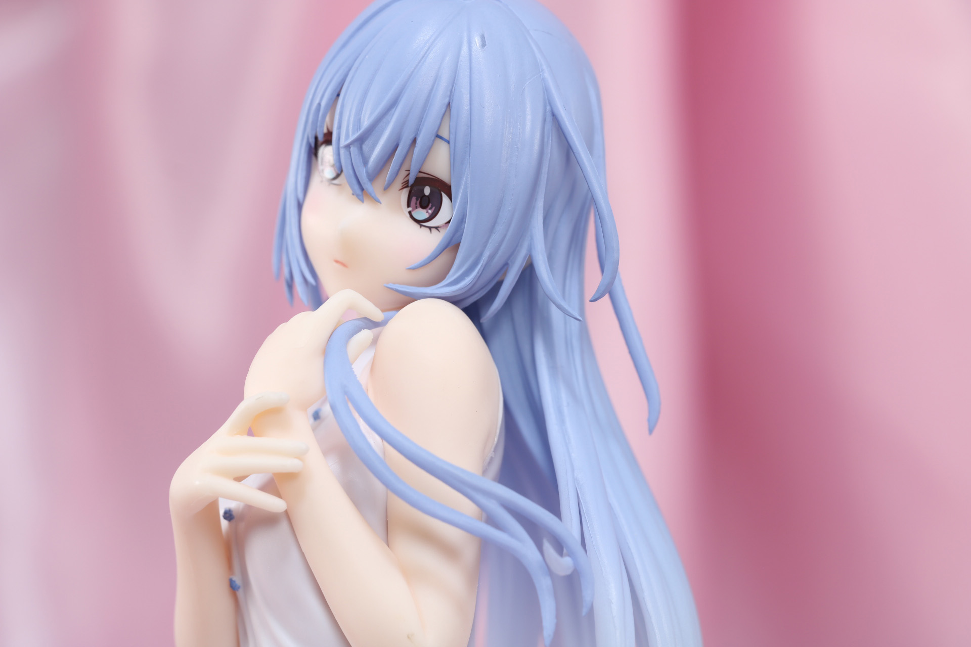 髪の先を指先で絡めた表現も