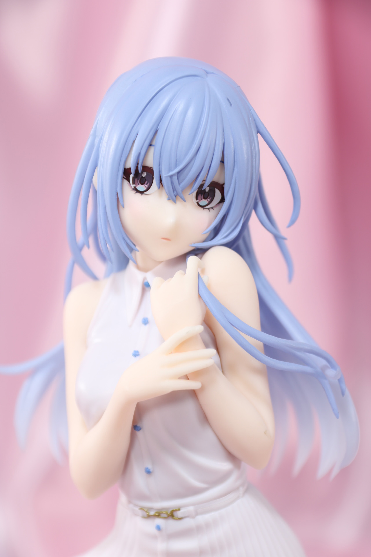 バストアップ。繊細な指先の表現や表情も細かく造形されている