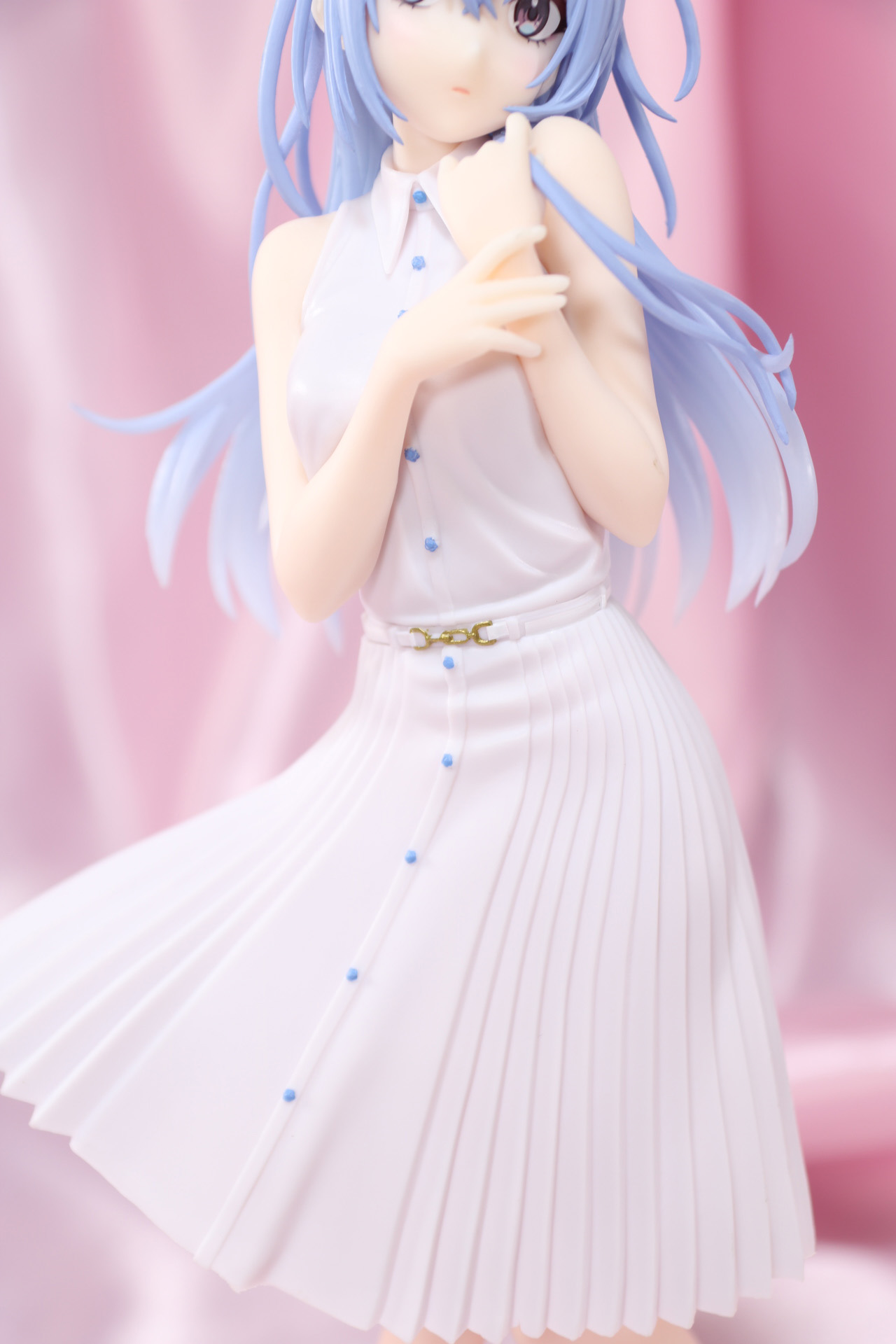 純白のワンピースも眩しく輝いてみえる色彩となっている