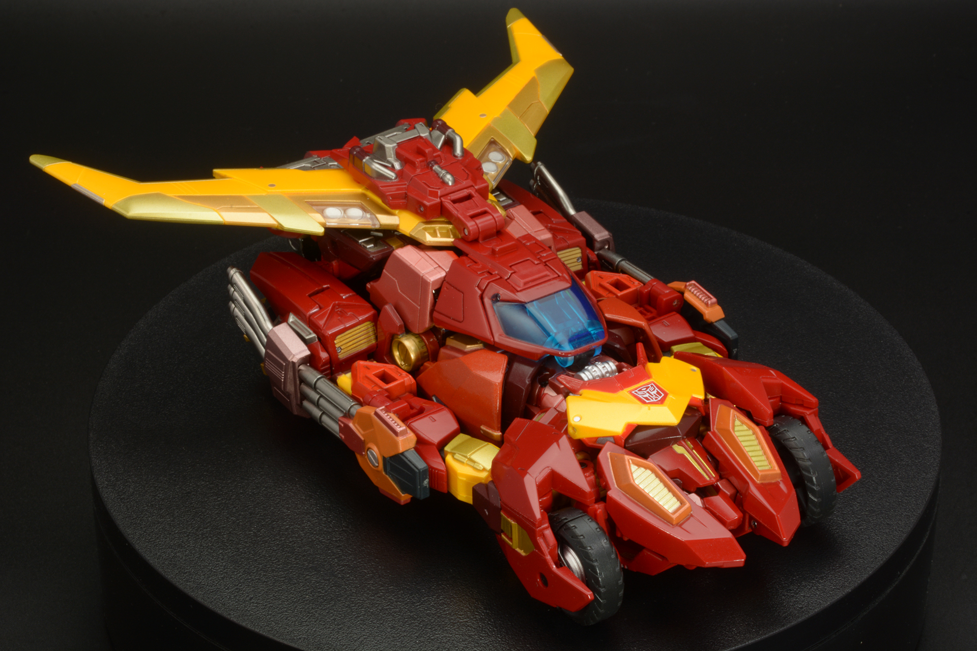 巨大なウイングに銀色のマフラー、露出したエンジンと、イカしたデザインのスーパーカーだ