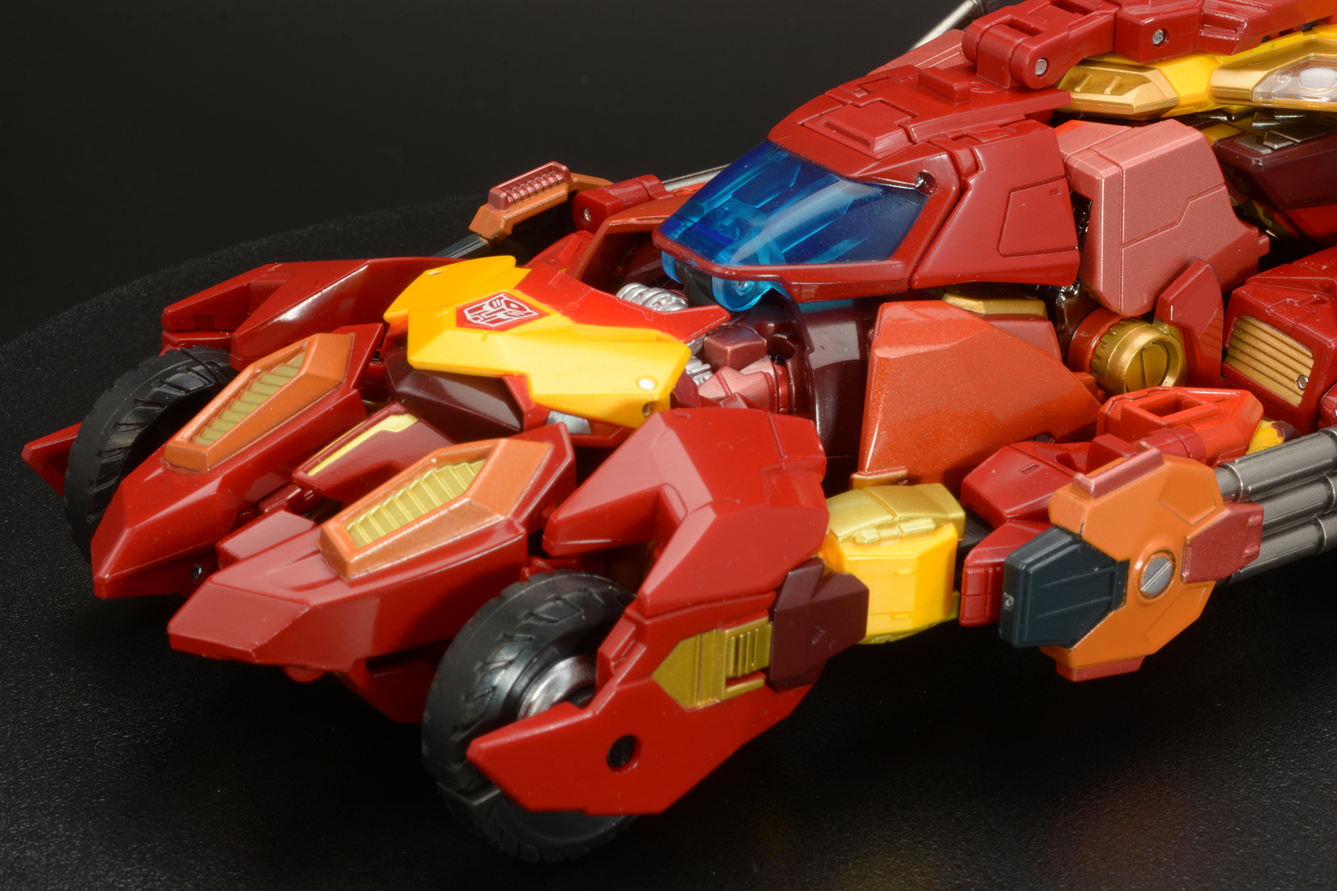 真紅の基本色に黄色の差し色。オレンジや明るめの赤、黄色も金色など多彩な色味で彩色されている