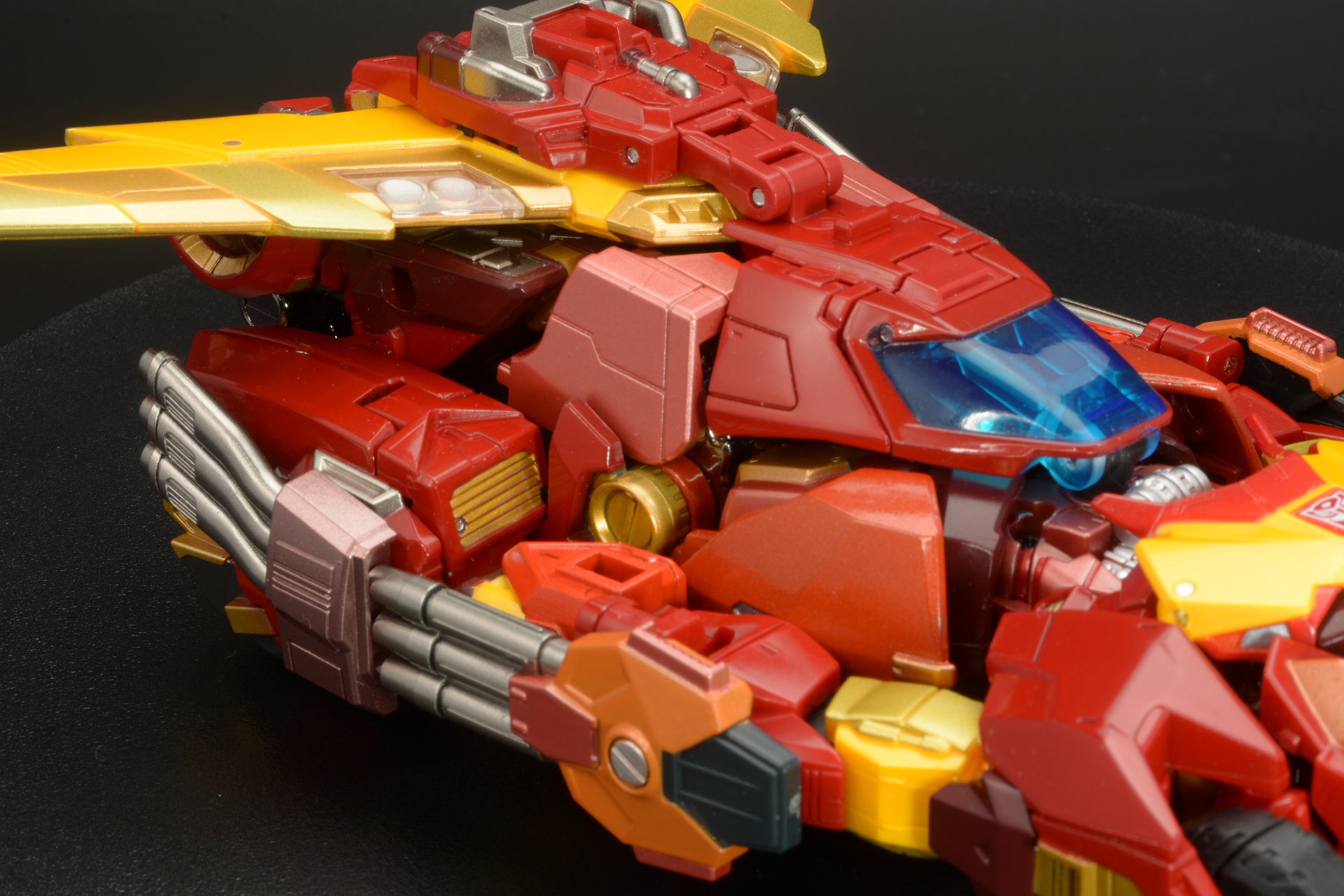 分割線も多く、変形を強調させるデザインだ