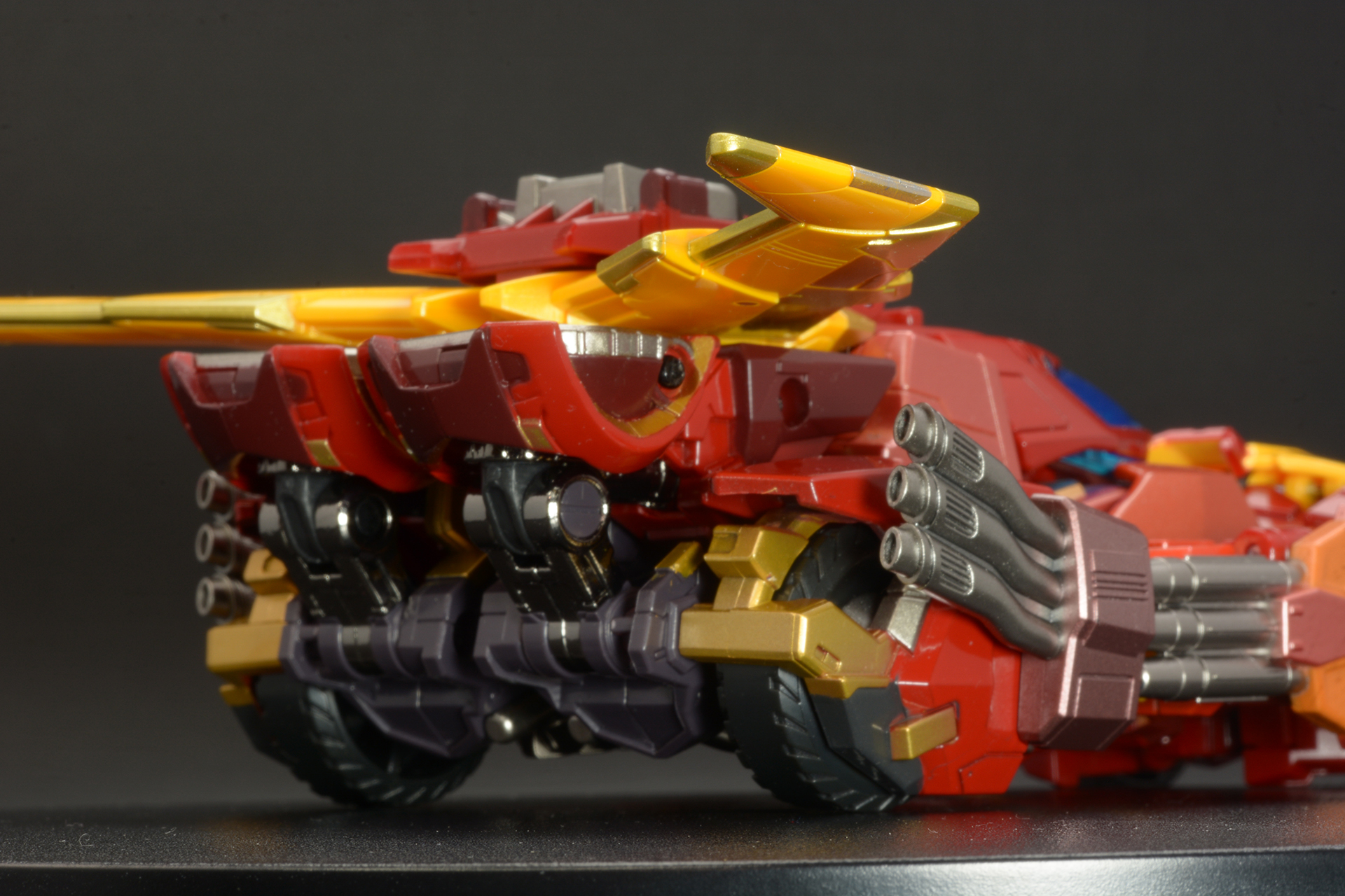 足首部分の銀色メッキは光を反射して輝く