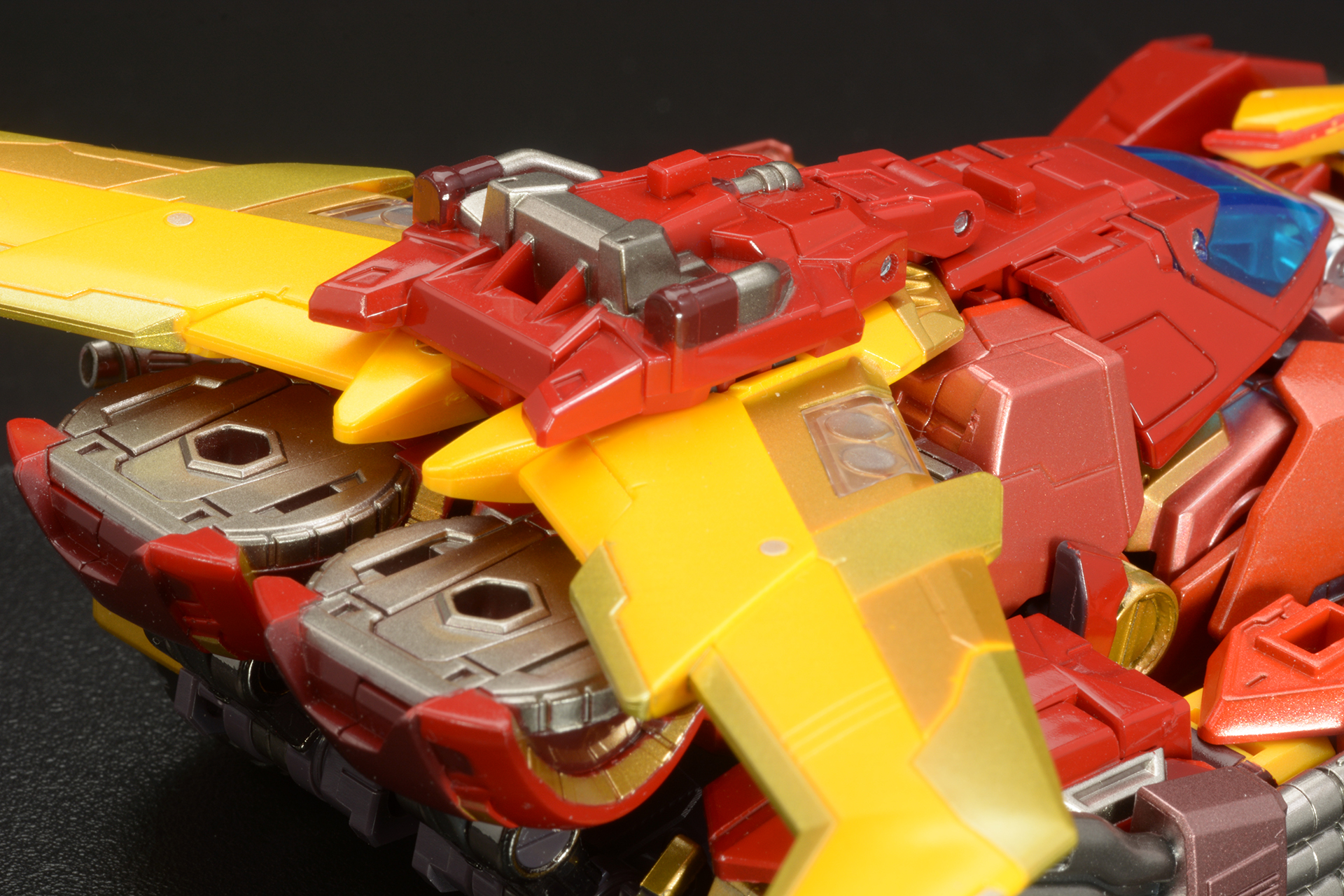 巨大なウイングの基部にはクリアパーツを使用