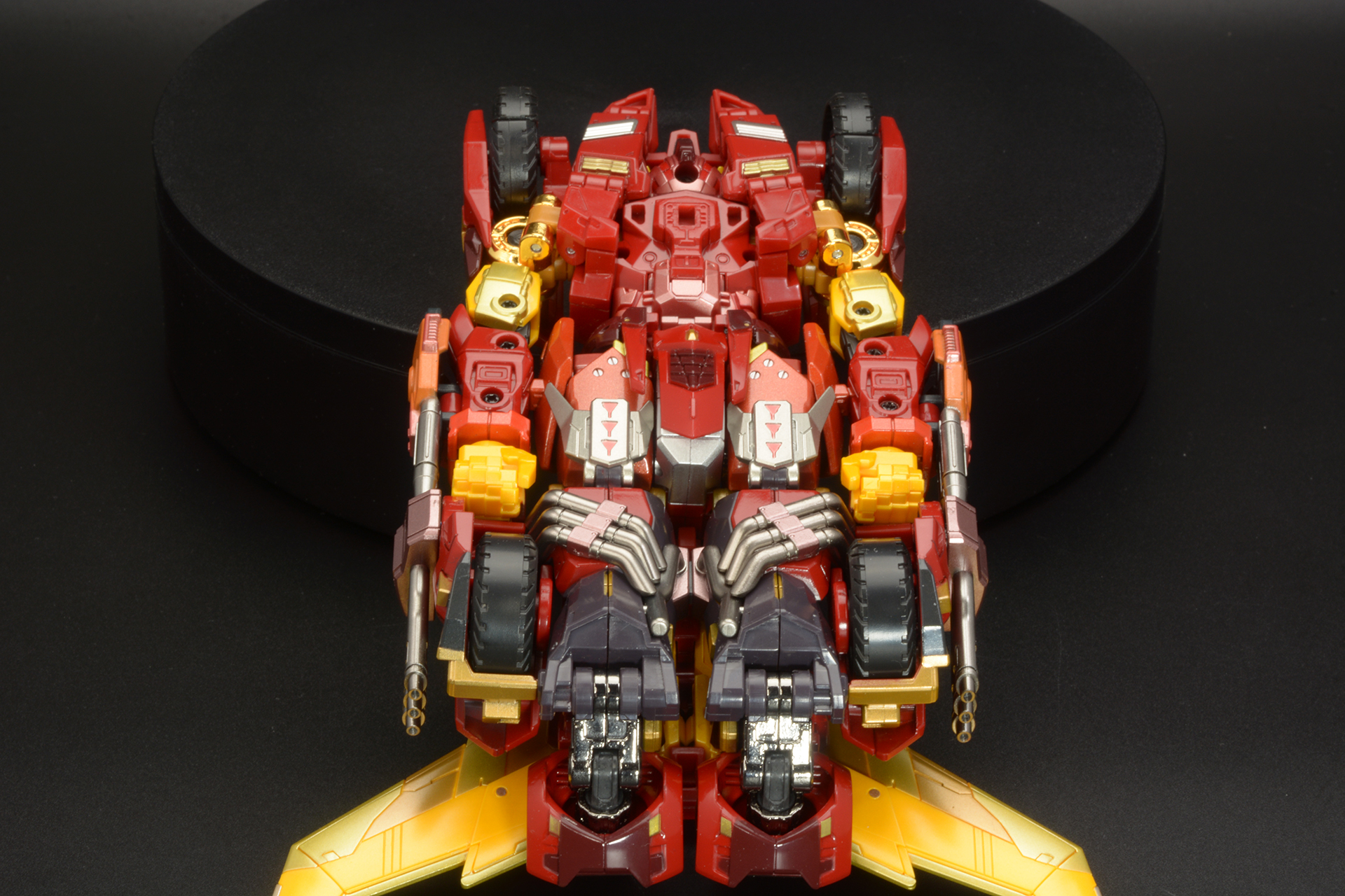 裏返してみるとロボットモードでの頭や手足の位置がわかる。ビークルモードの分割線が目立つデザインは変形もシンプルそうに見える。……しかしいざ変形させると大きな驚きが待っているのだ