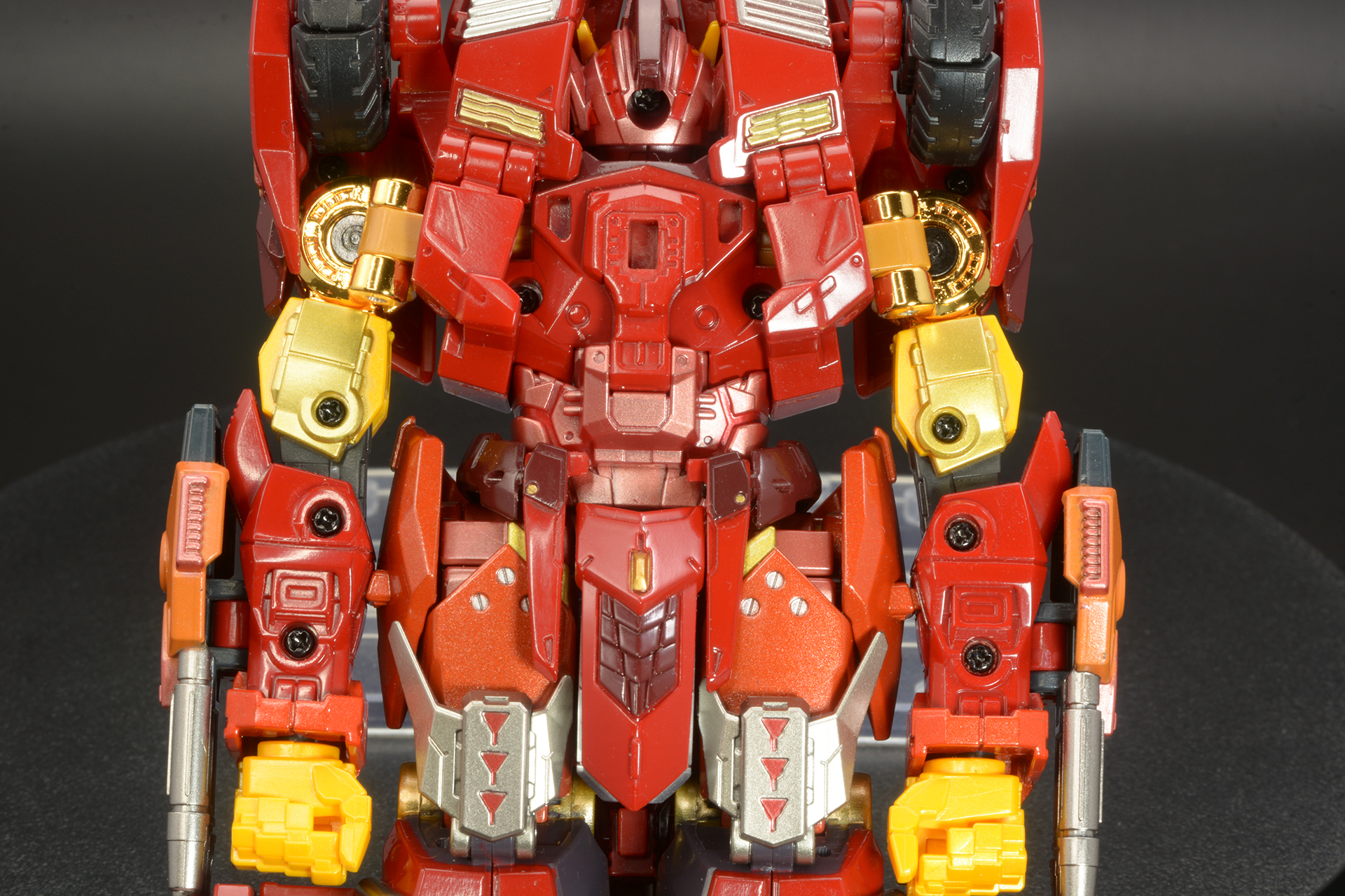 裏返してみるとロボットモードでの頭や手足の位置がわかる。ビークルモードの分割線が目立つデザインは変形もシンプルそうに見える。……しかしいざ変形させると大きな驚きが待っているのだ