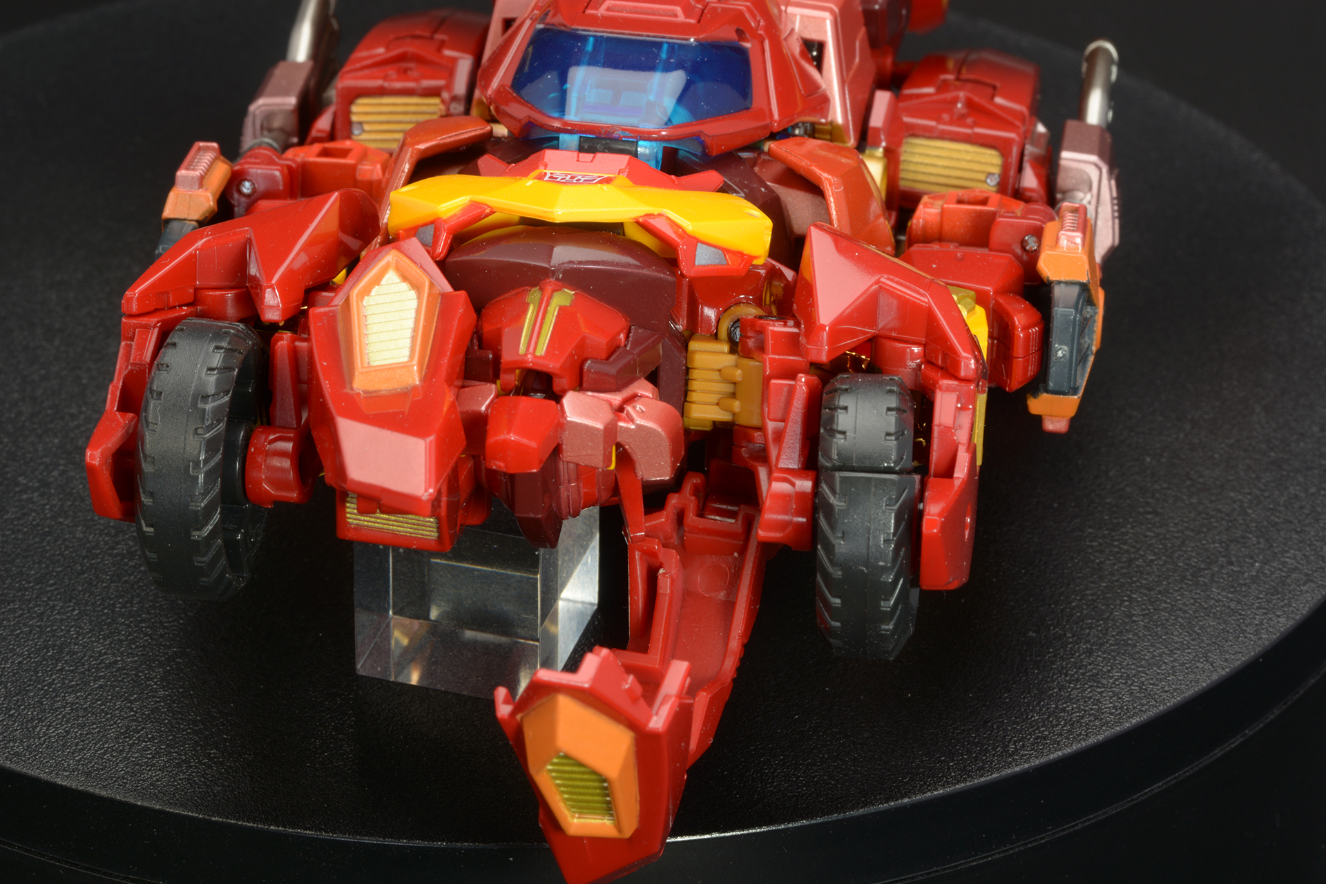 最初はフロントパーツから。フロントパーツを車体下方まで開く