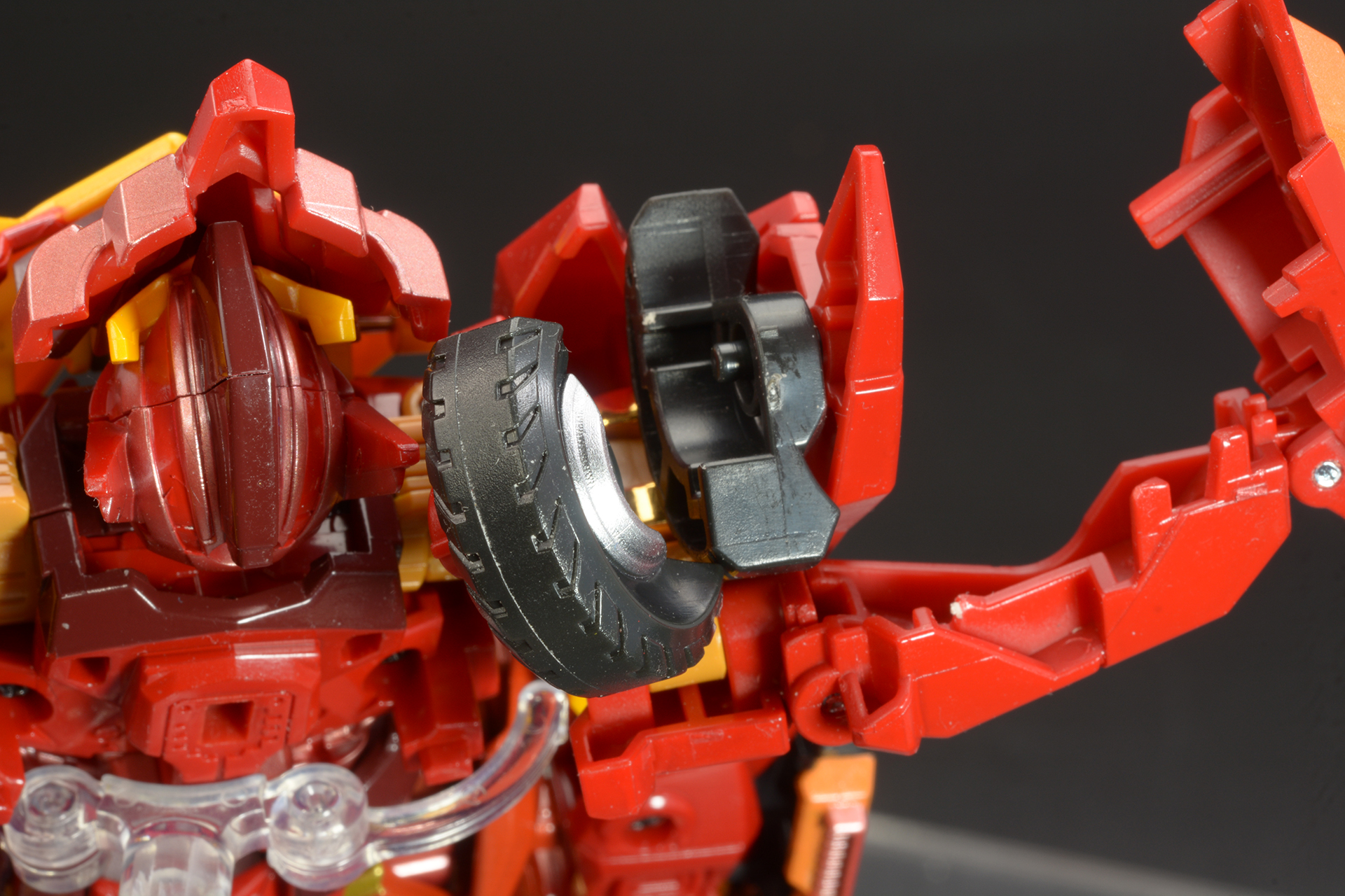 フロントパーツの基部を回転させ横に展開してから、前のタイヤを分割する