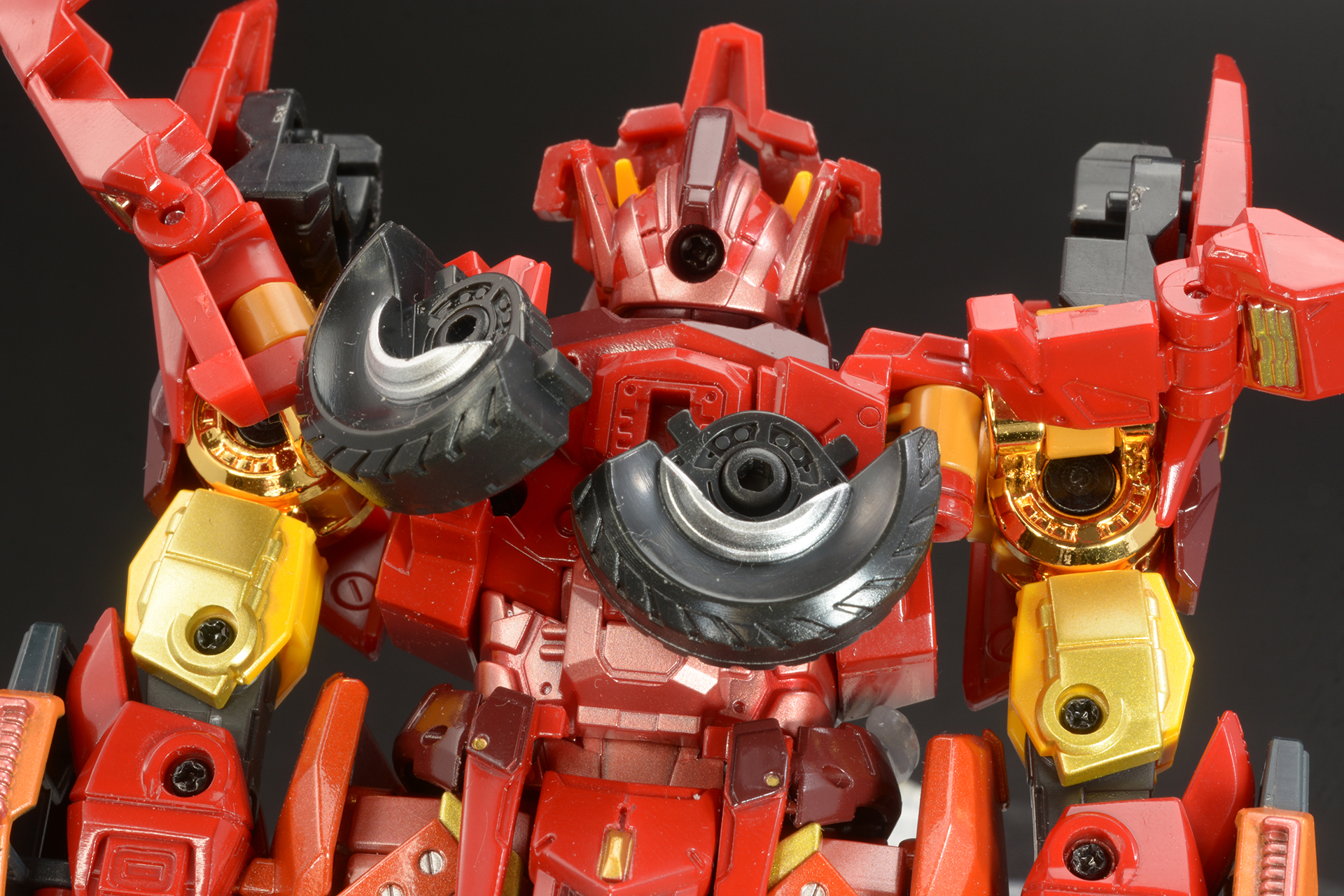 アームについた車輪は背中に取り付け、左右のタイヤを合わせて固定する