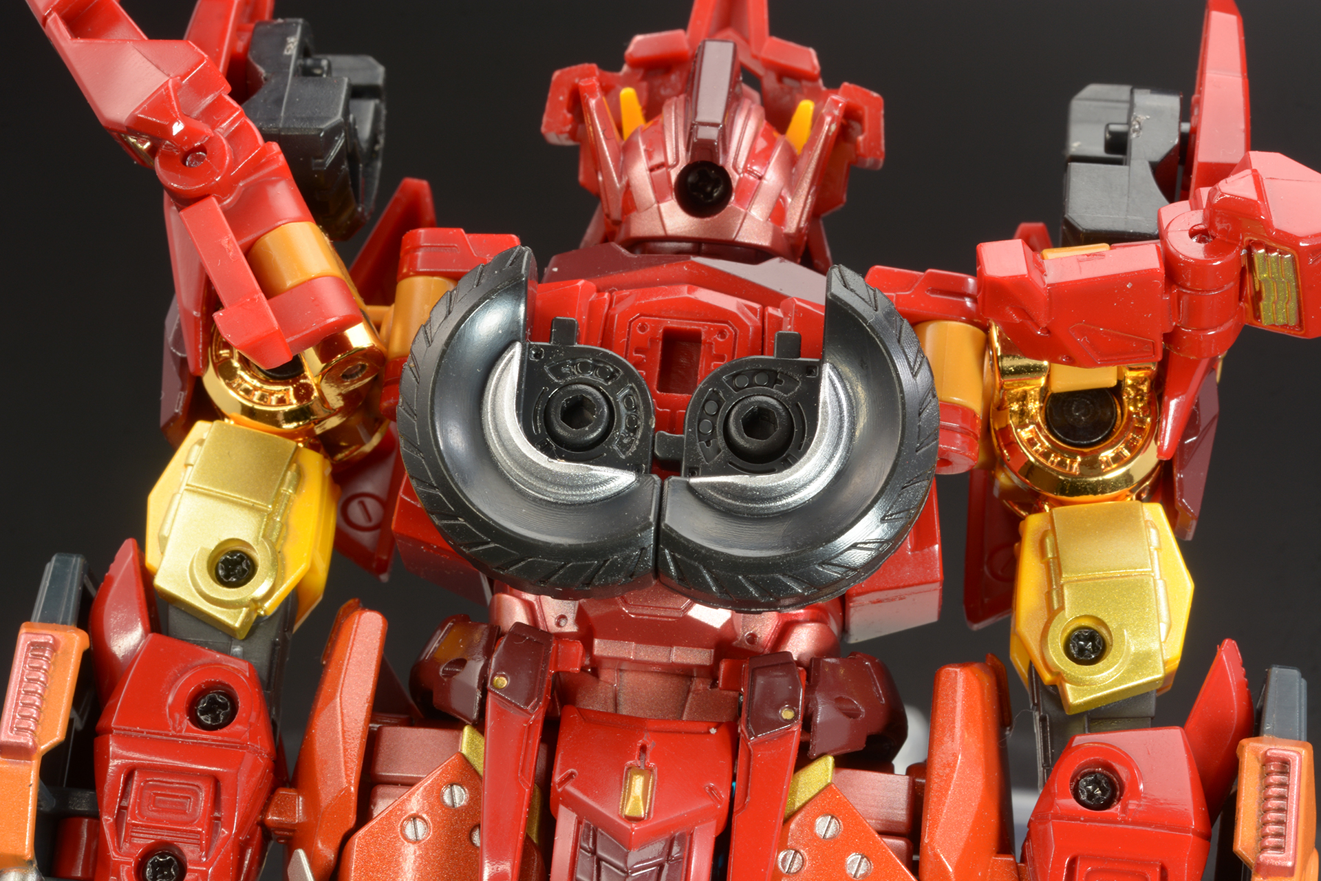 アームについた車輪は背中に取り付け、左右のタイヤを合わせて固定する