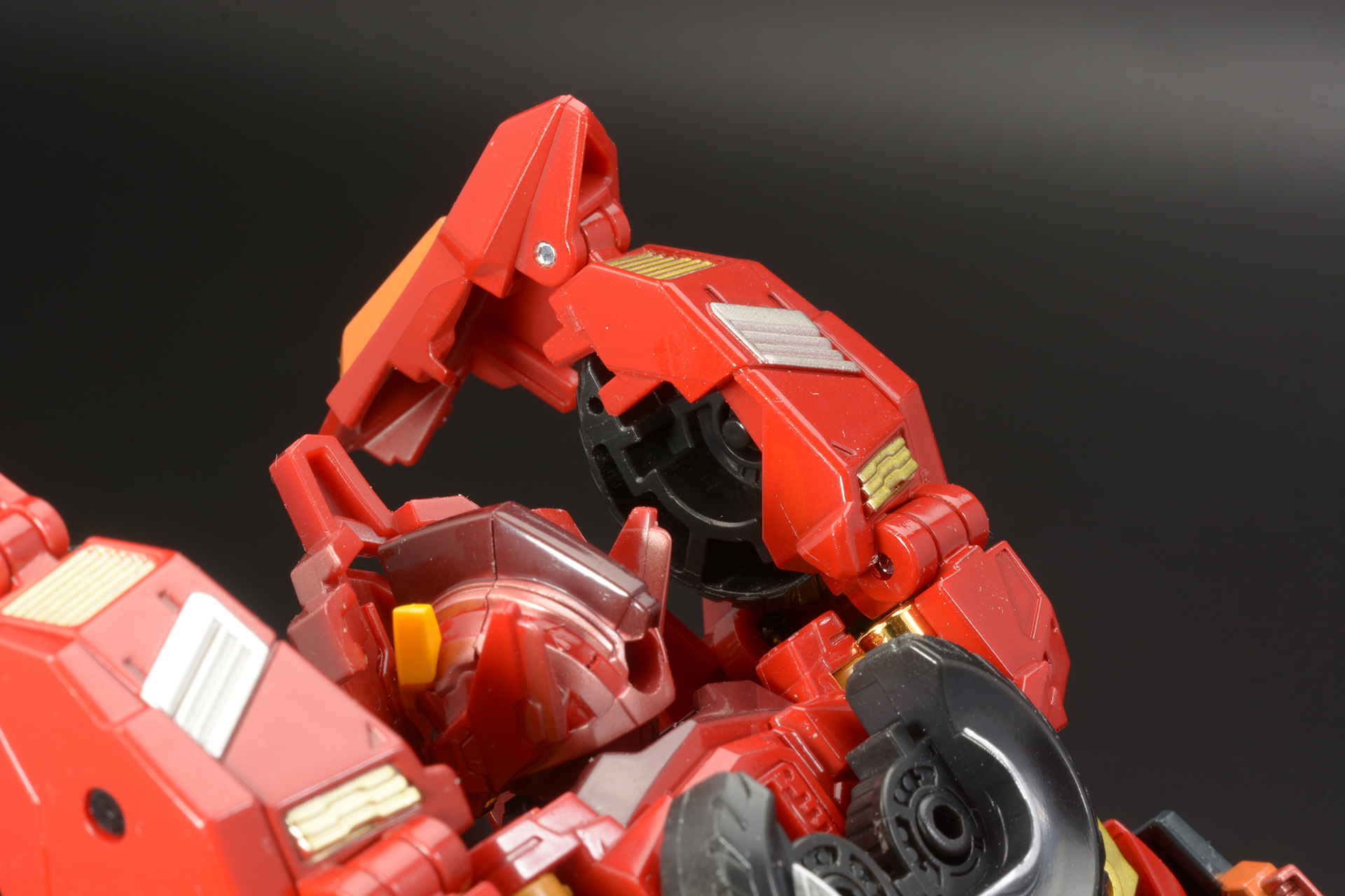 フロントパーツを肩のタイヤにかぶせ、タイヤを隠す