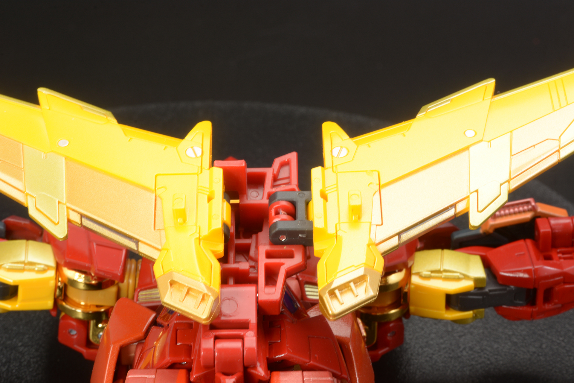 ウイング基部のヒンジを使って、左右に大きく展開する