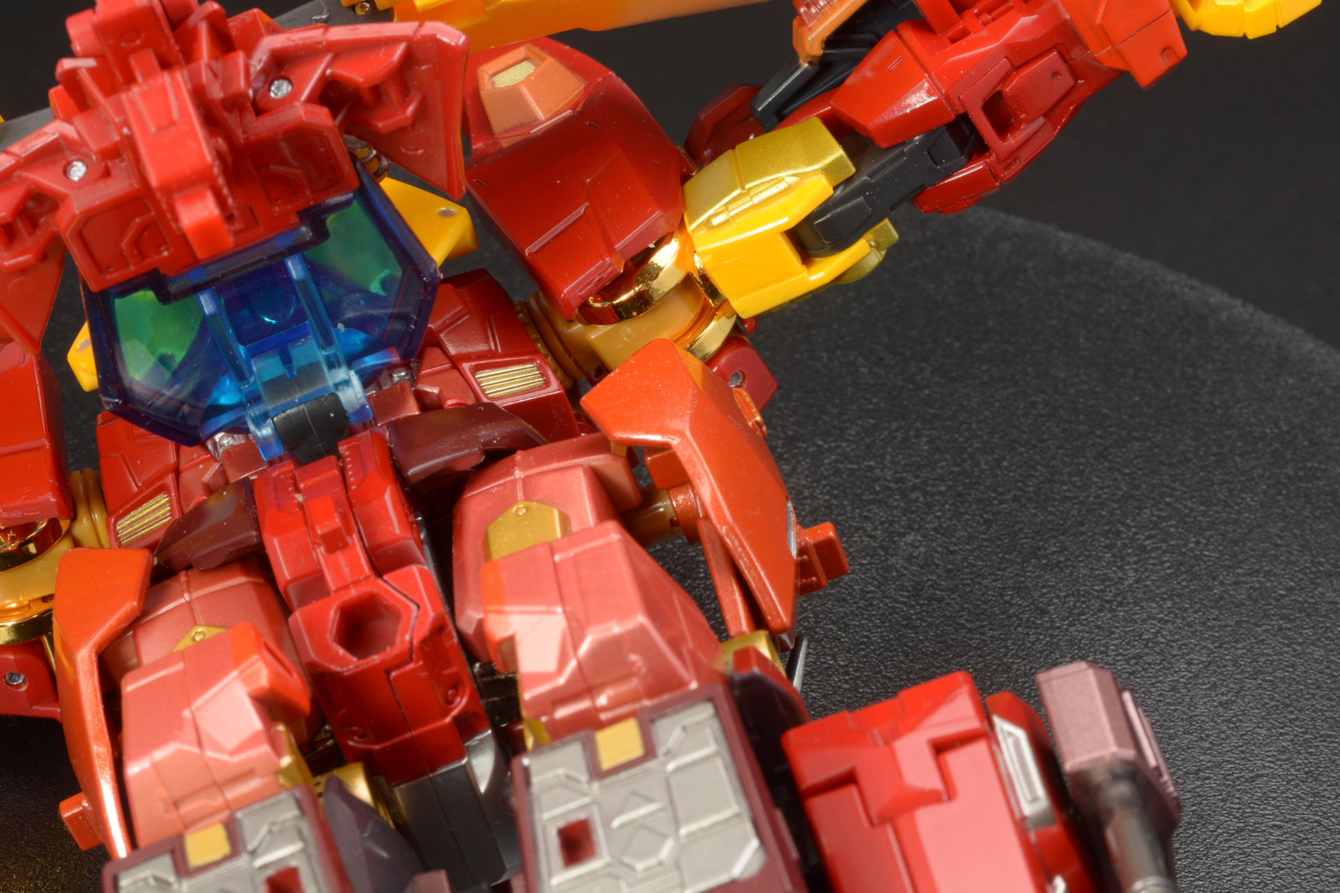 ちょっと難易度が高く感じた足の変形。構造さえ理解すればしっかり変形できる。まず、もも側面の装甲を外側に引っ張る