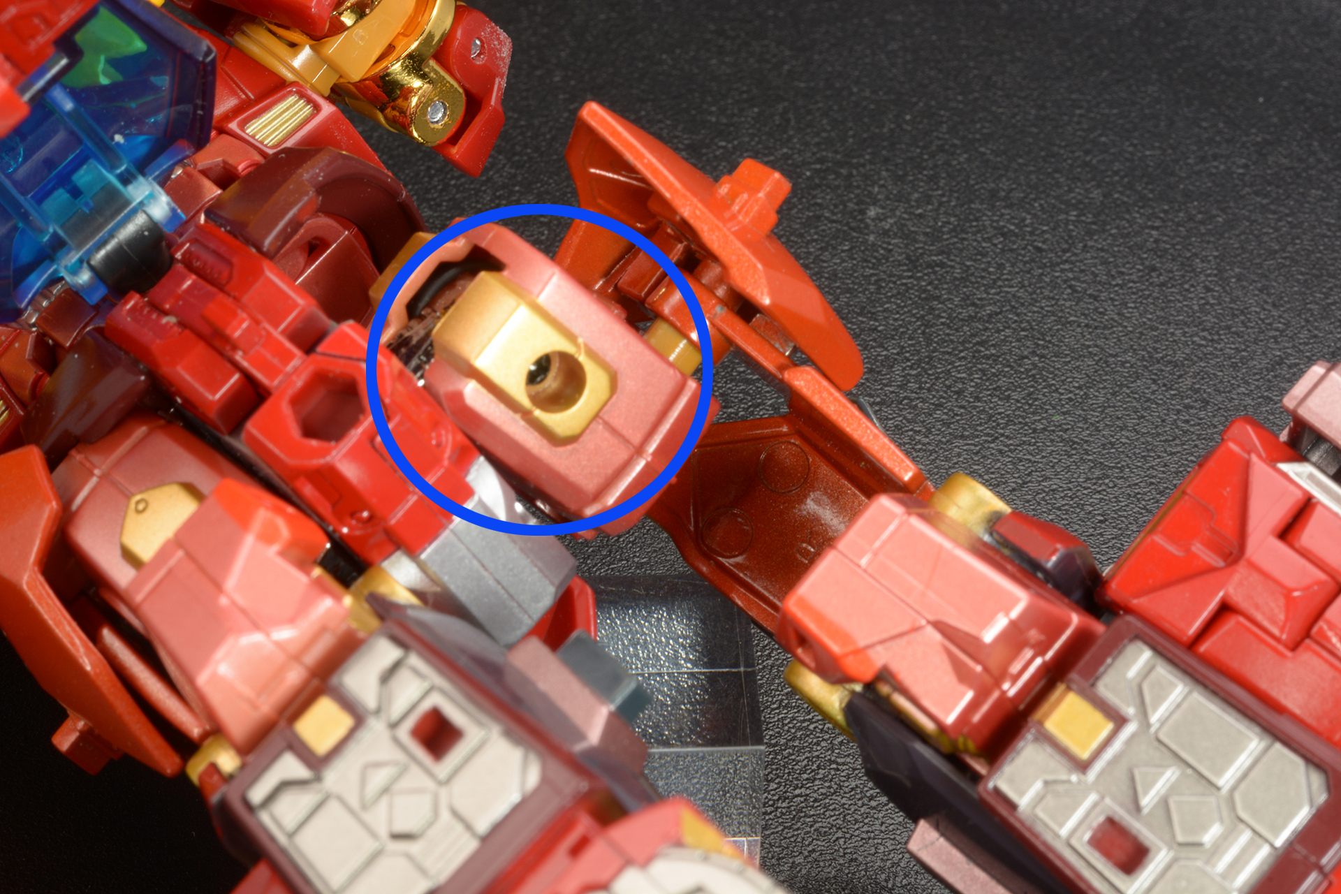 側面装甲を接続している軸から足部分を自由にする。青い丸部分の腿ブロックを回転させる