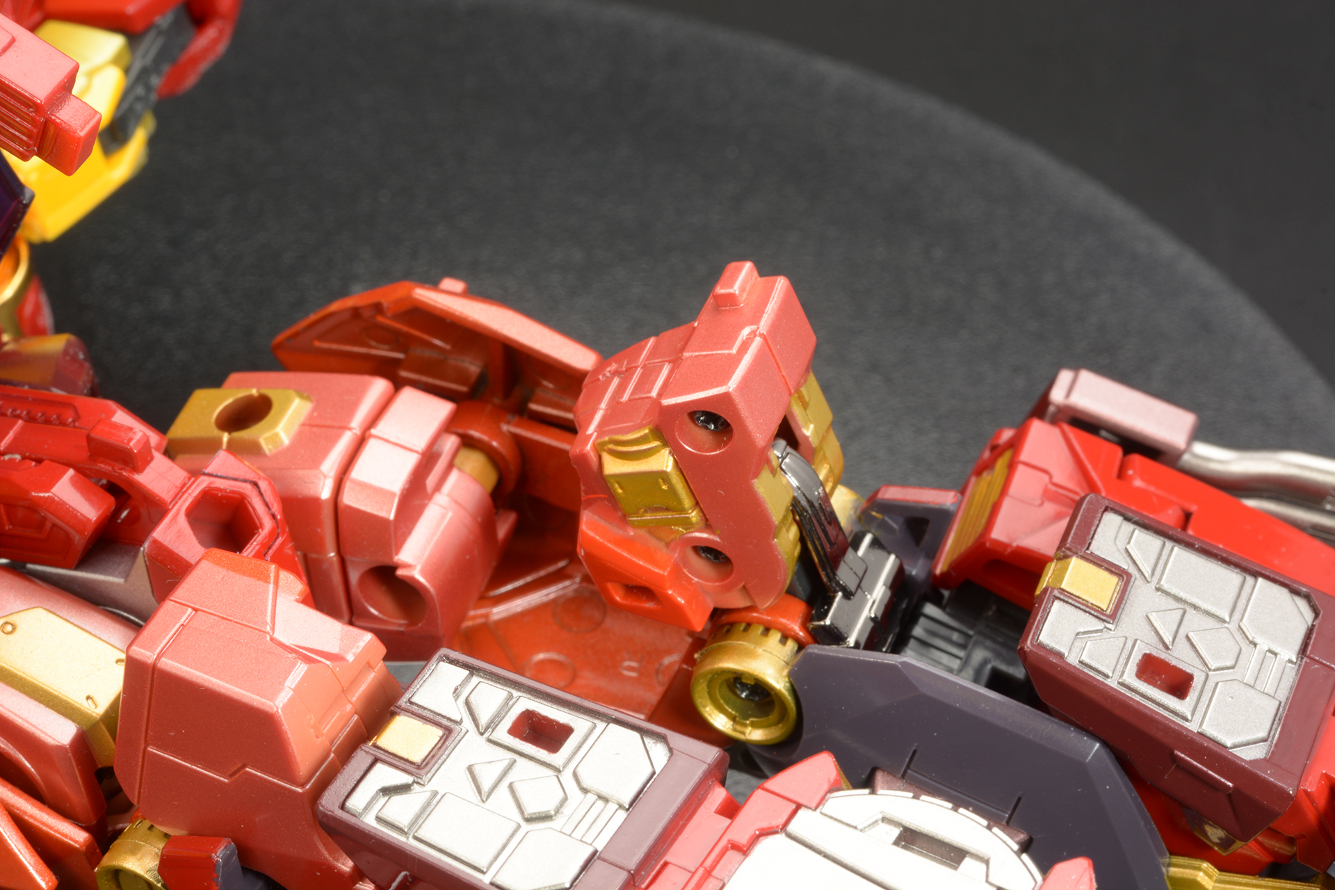 ふくらはぎ部分に収納されていた腿ブロック下部を引き出し、膝関節を回転させ、腿ブロックの上下を合わせる