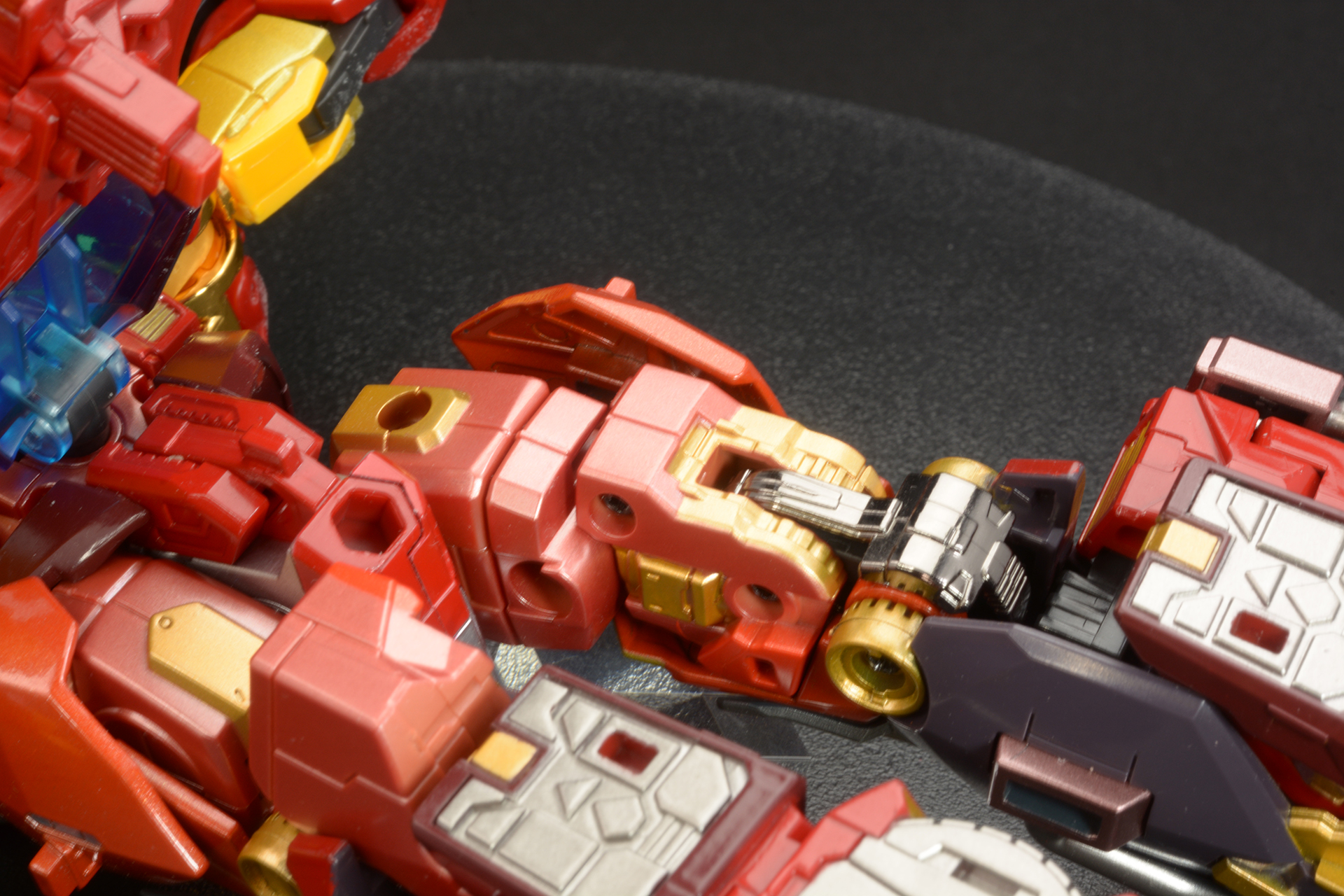 側面装甲を内側に戻すことで、腿部分の位置が固定される