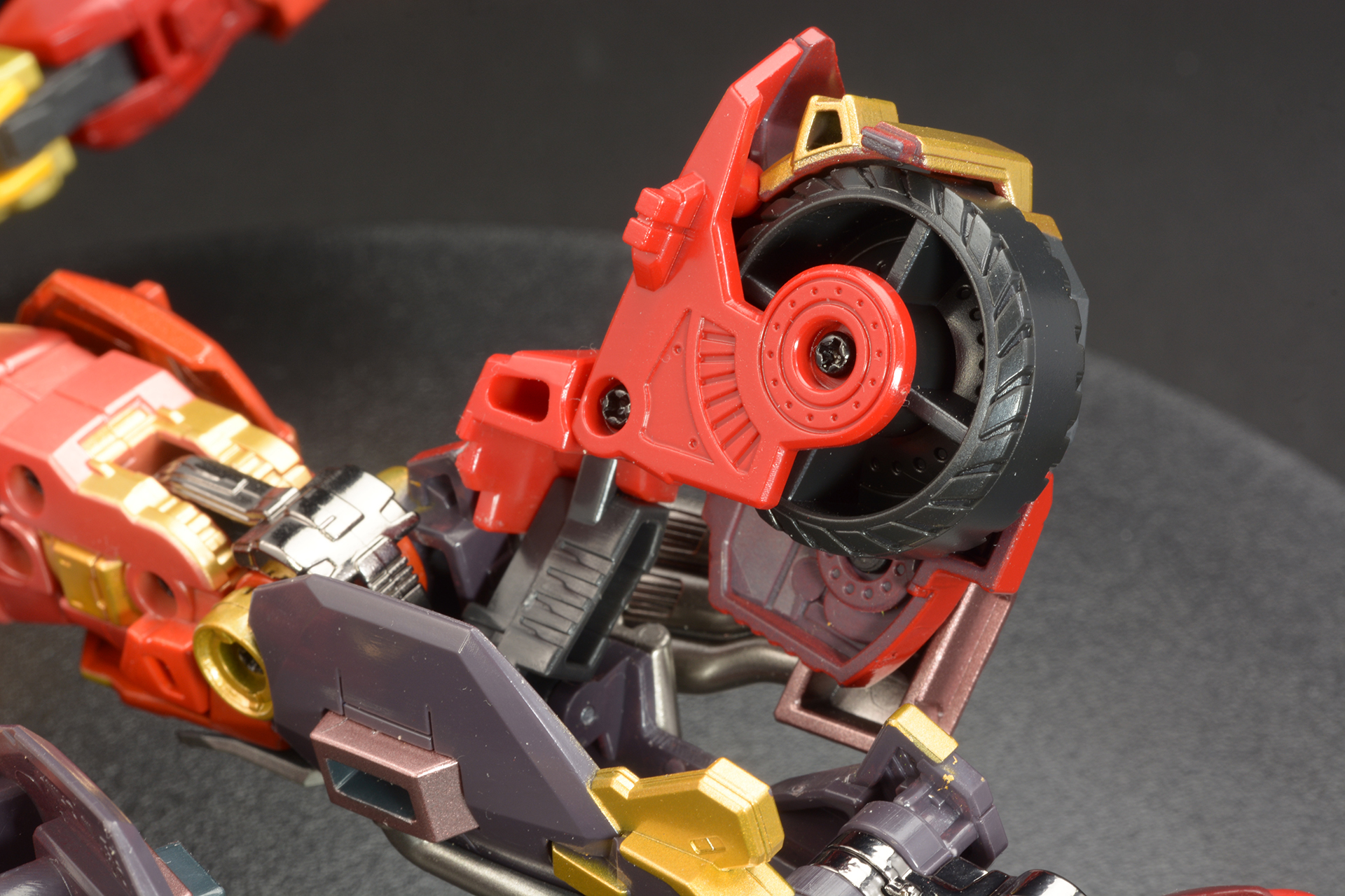 後輪ブロックをいったん上に跳ね上げ、ヒンジを使って足内部に移動させる