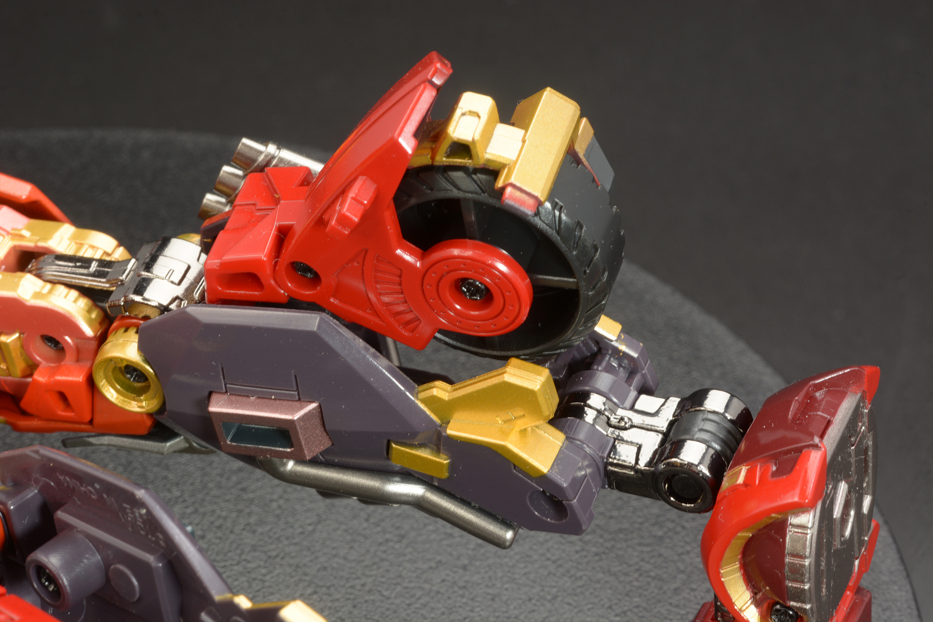 ふくらはぎ部分を塞いだら、後輪ブロックを元に戻す。マフラーの位置を調整する