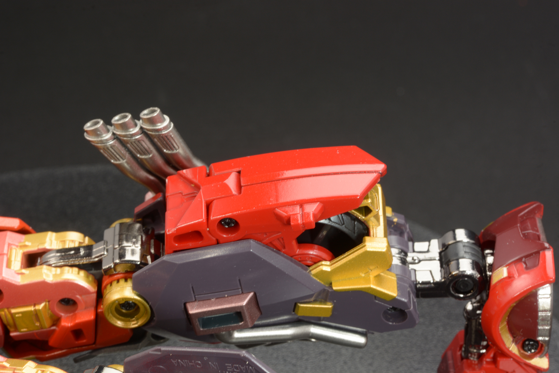 ふくらはぎ部分を塞いだら、後輪ブロックを元に戻す。マフラーの位置を調整する