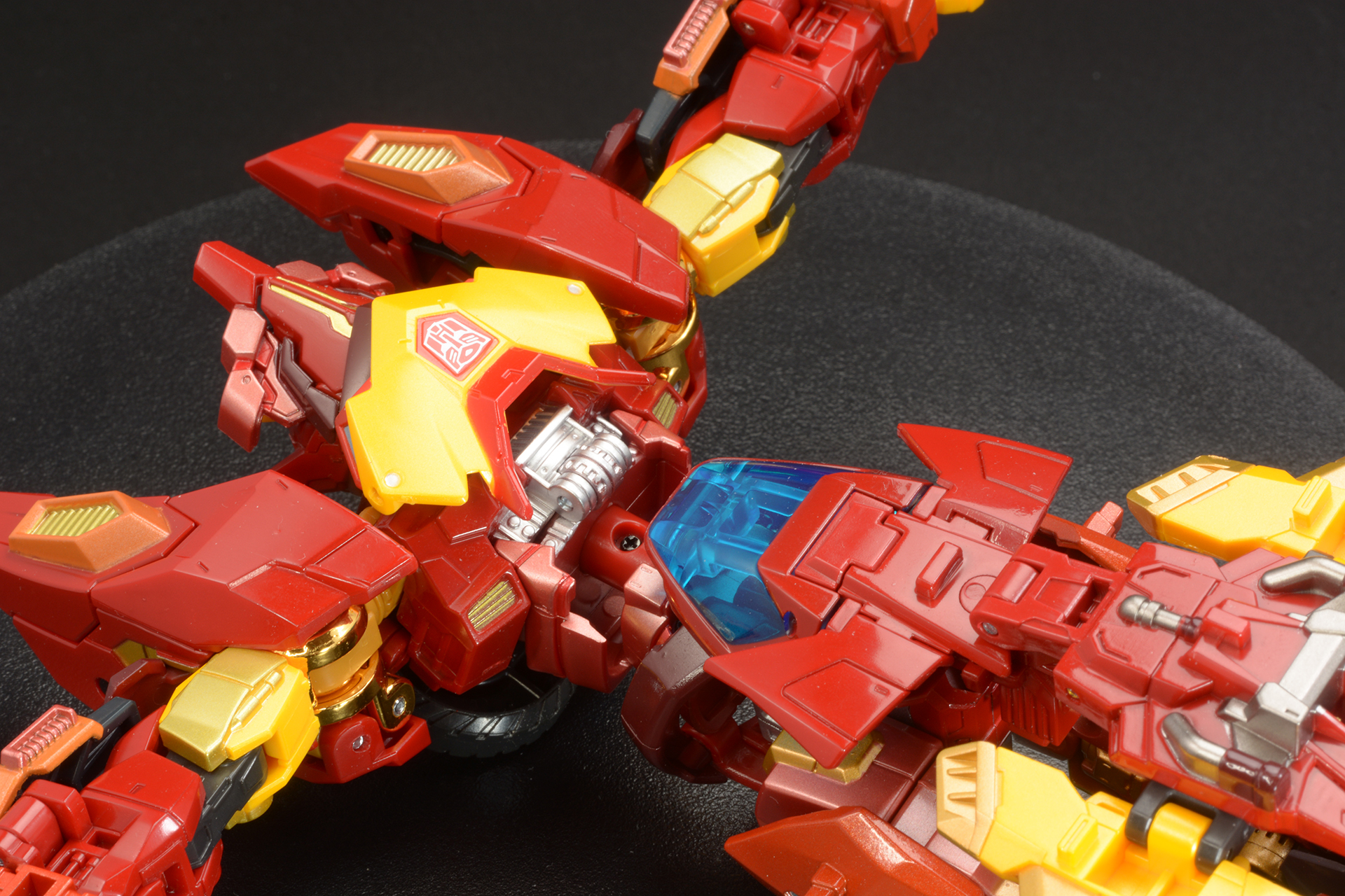 上半身を上部分に引っ張ると接続している支柱がむき出しになる