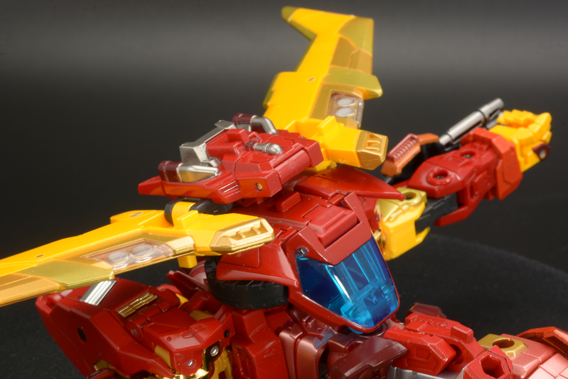 翼の基部を折りたたみしっかりと固定する