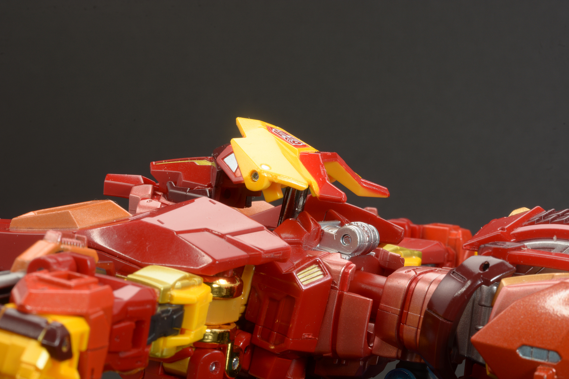 胸パーツを引き抜くと銀の支柱が現れる