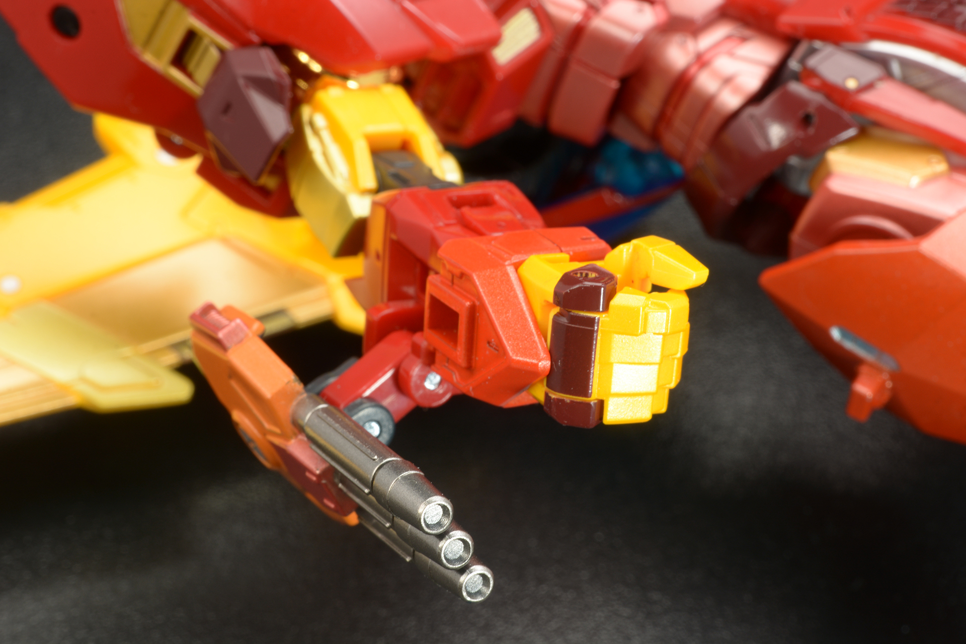 腕を回転、マフラーを腕の側面に