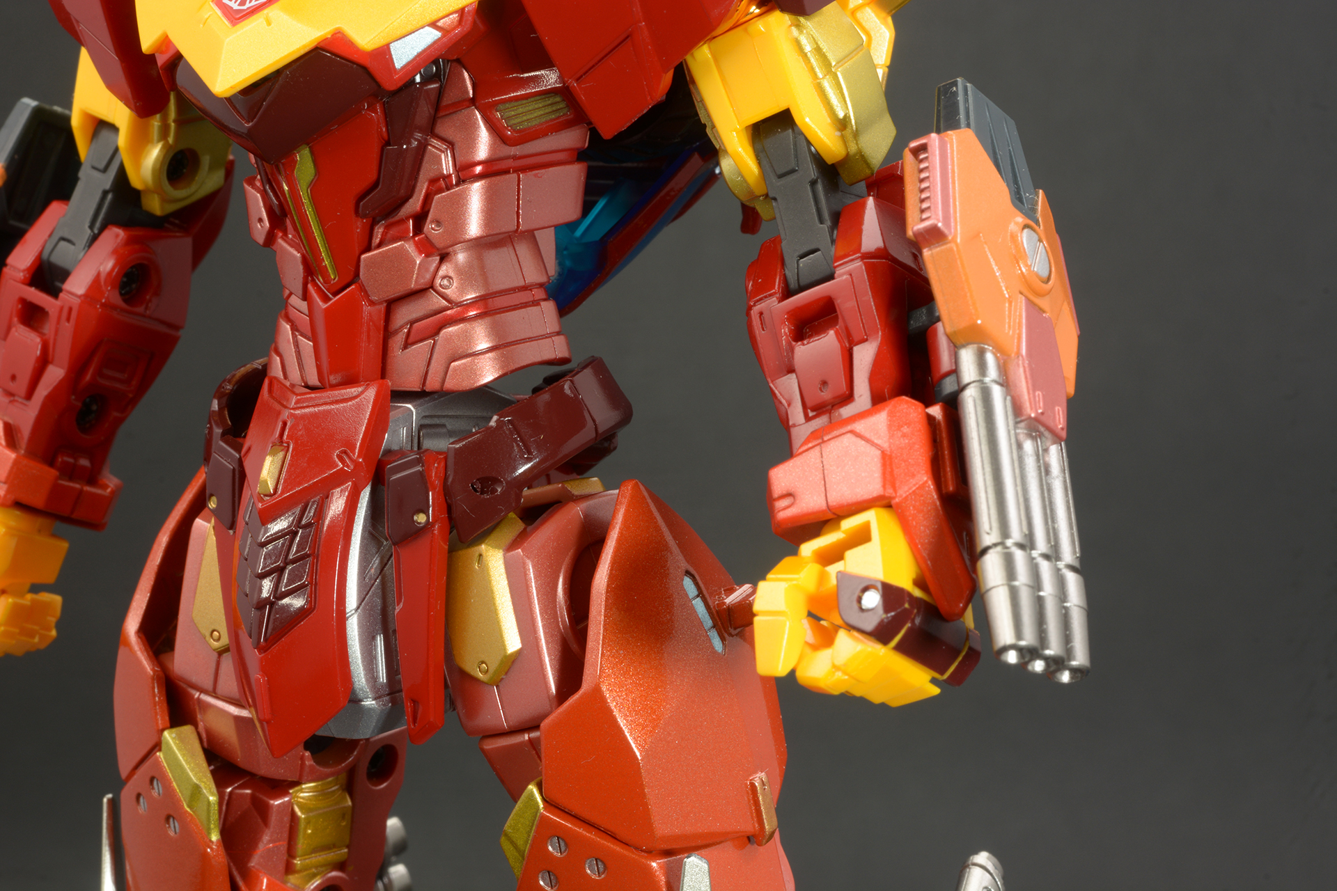 ウエストの細さと全身のモールドが引き締まった肉体をイメージさせる