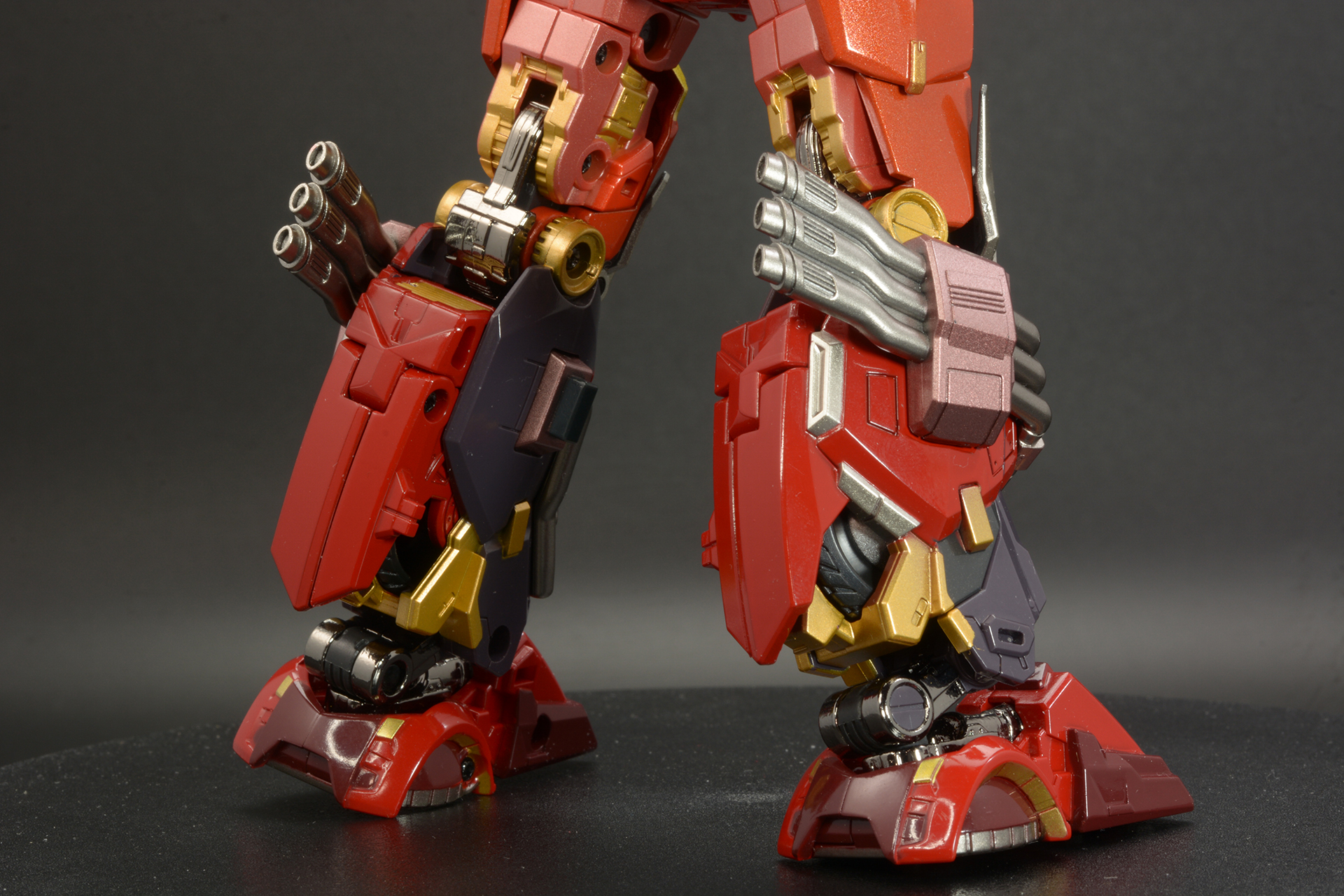 足首や膝関節のメッキされたパーツが輝く